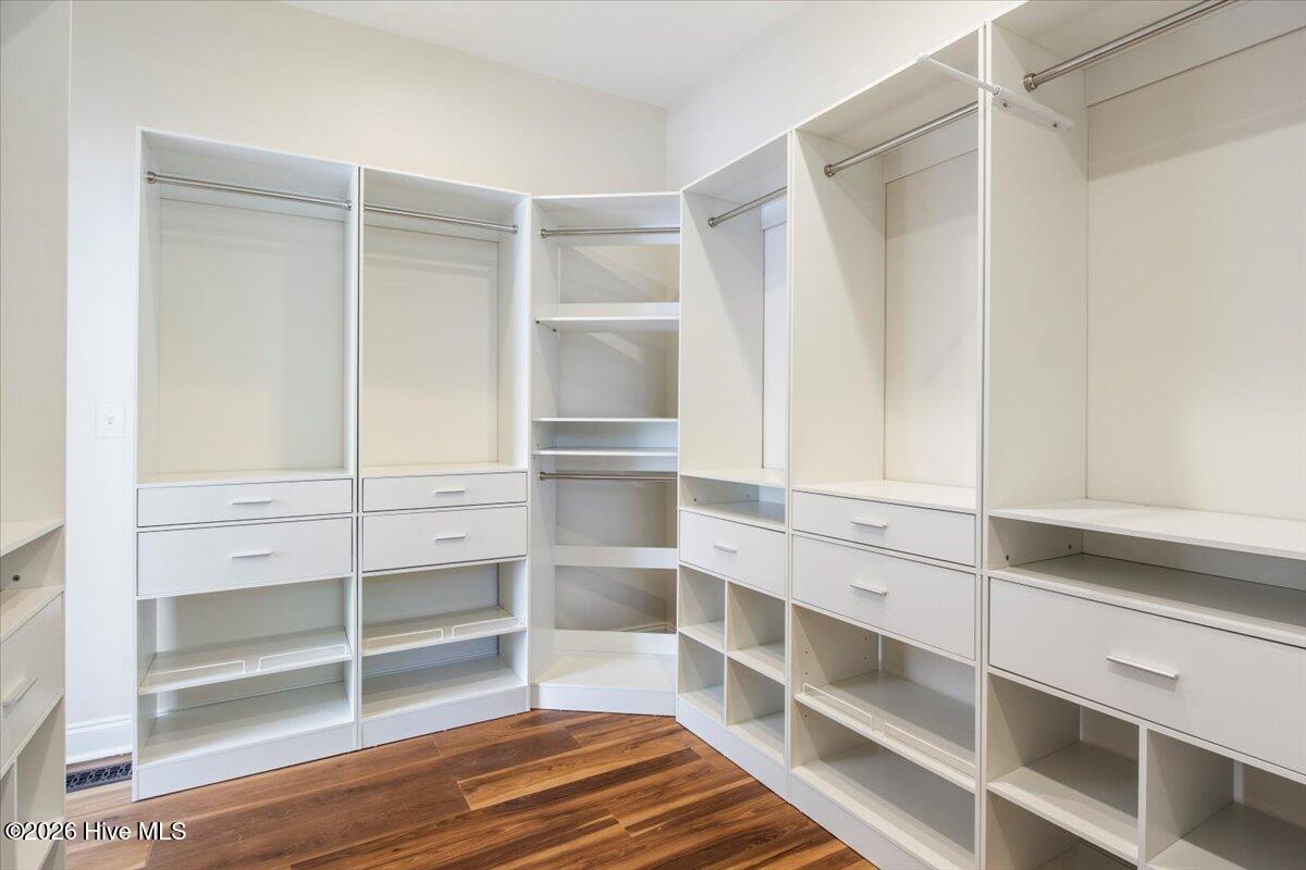 100567087 | Photo 51