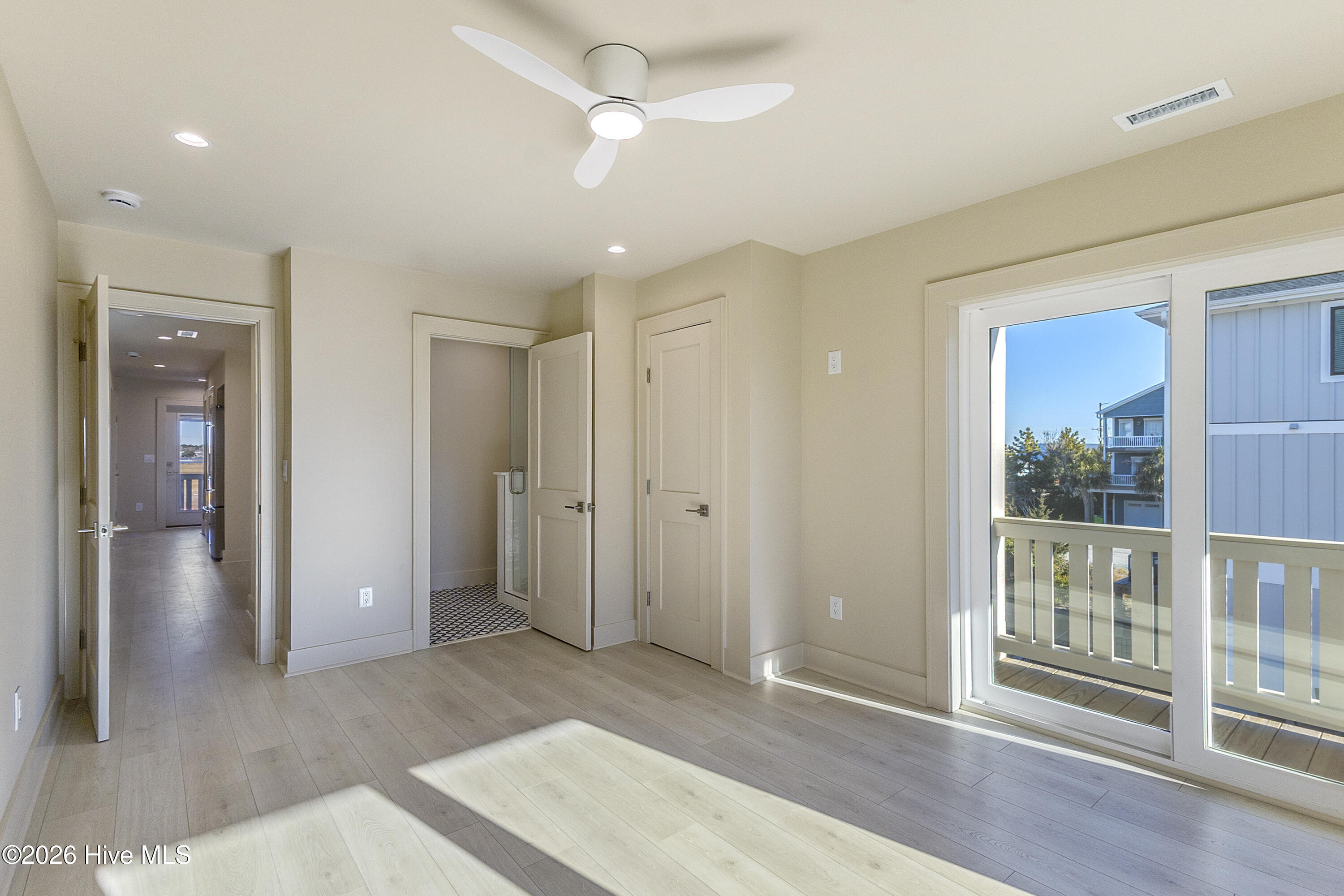 100551953 | Photo 79