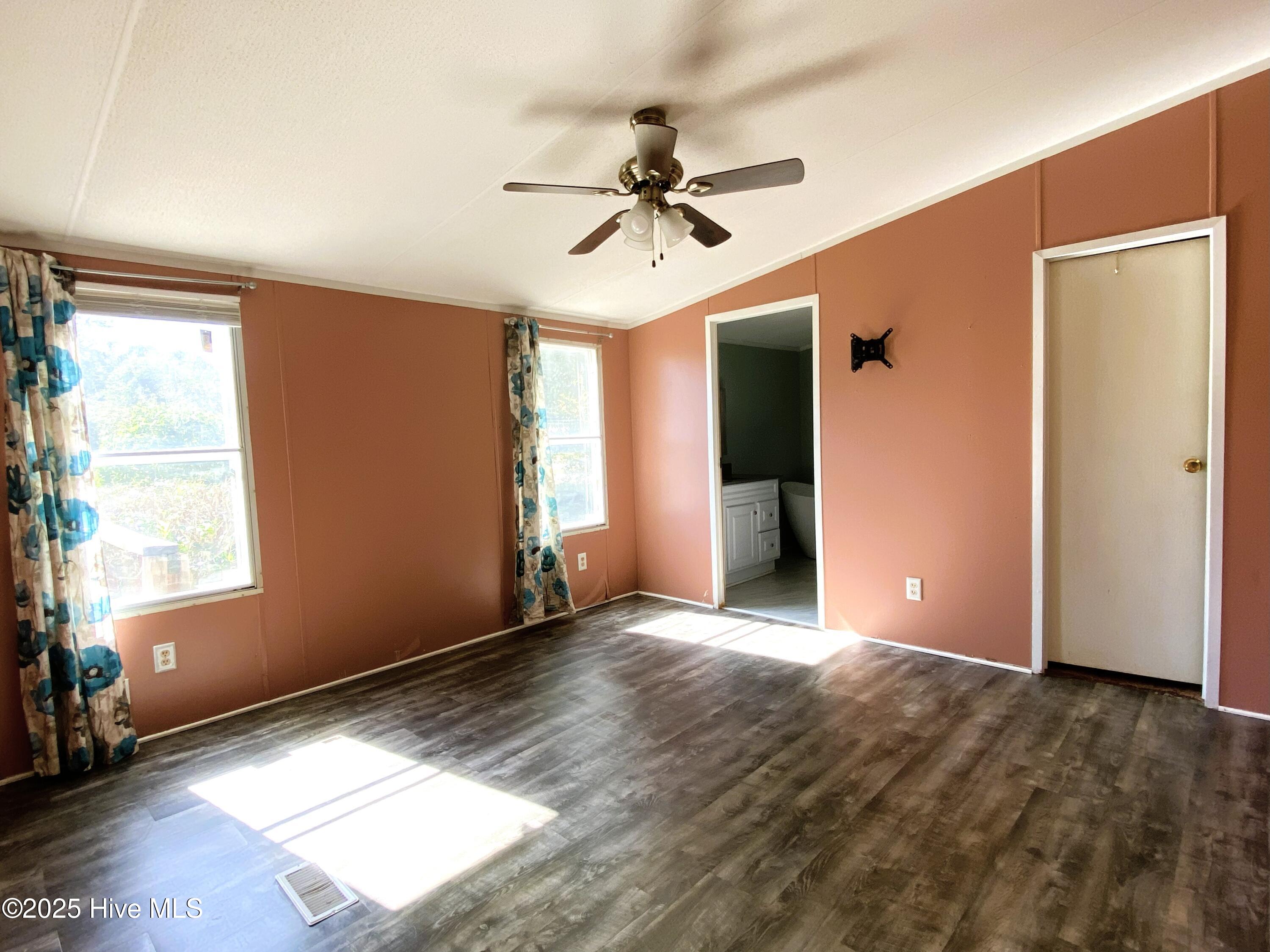 100537784 | Photo 10