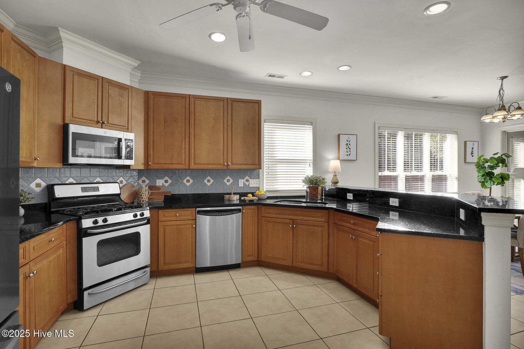 100540144 | Photo 16