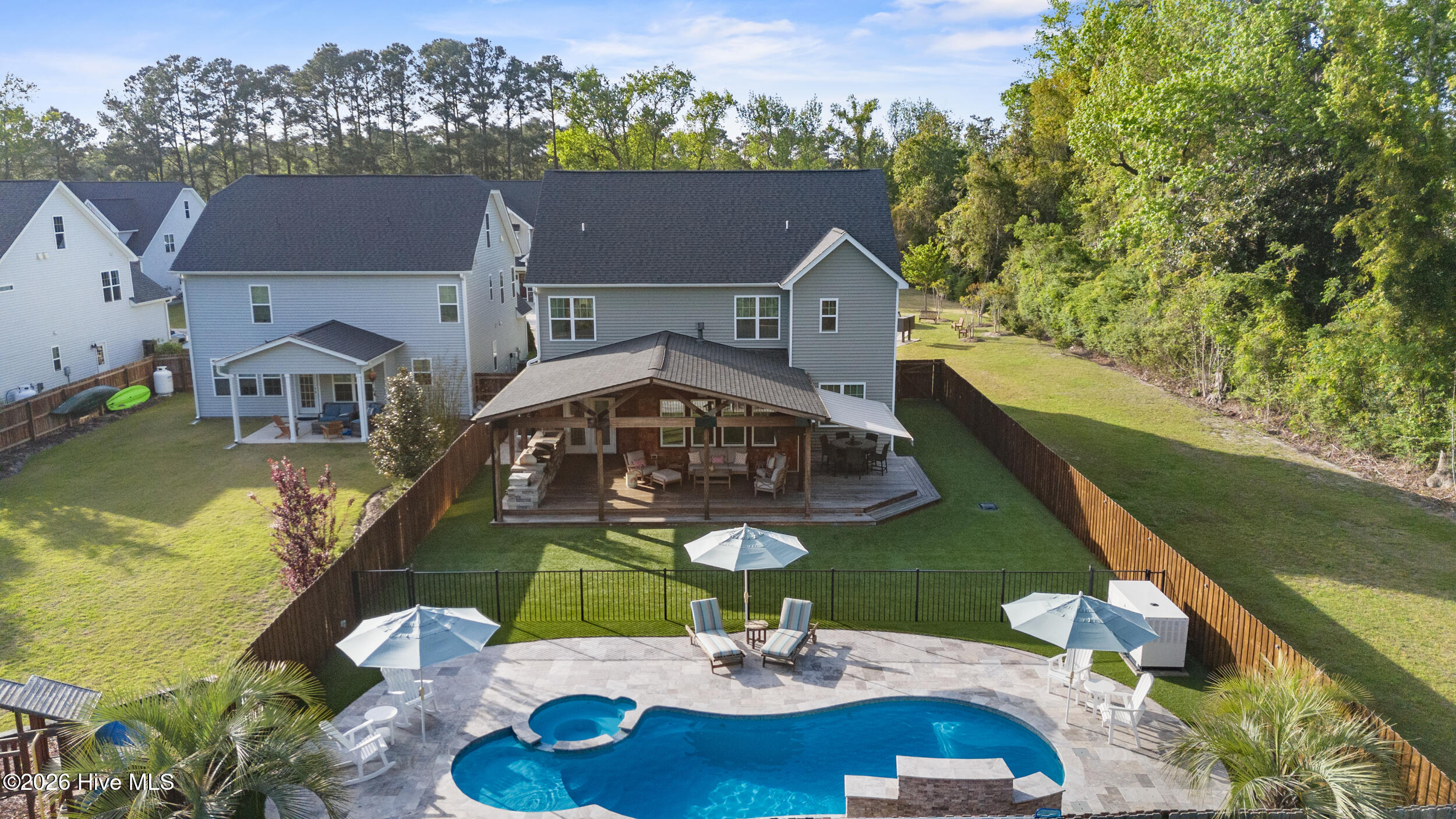 100566940 | Photo 84