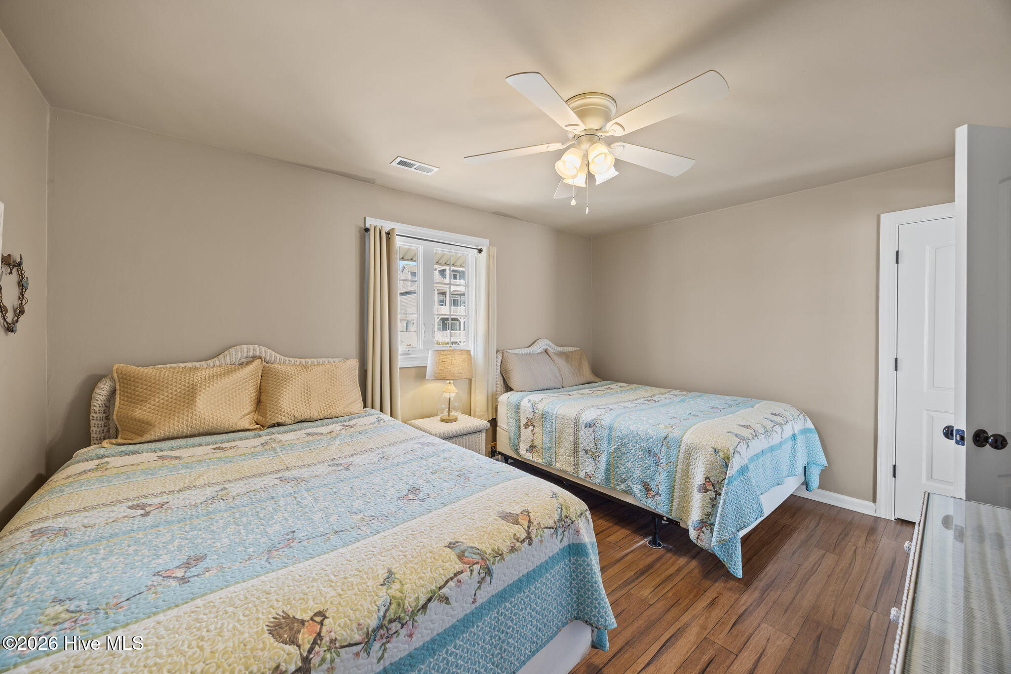 100559342 | Photo 23