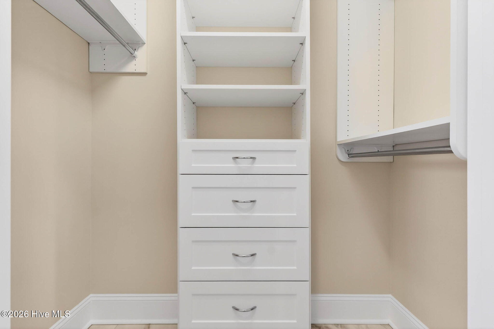 100561334 | Photo 40