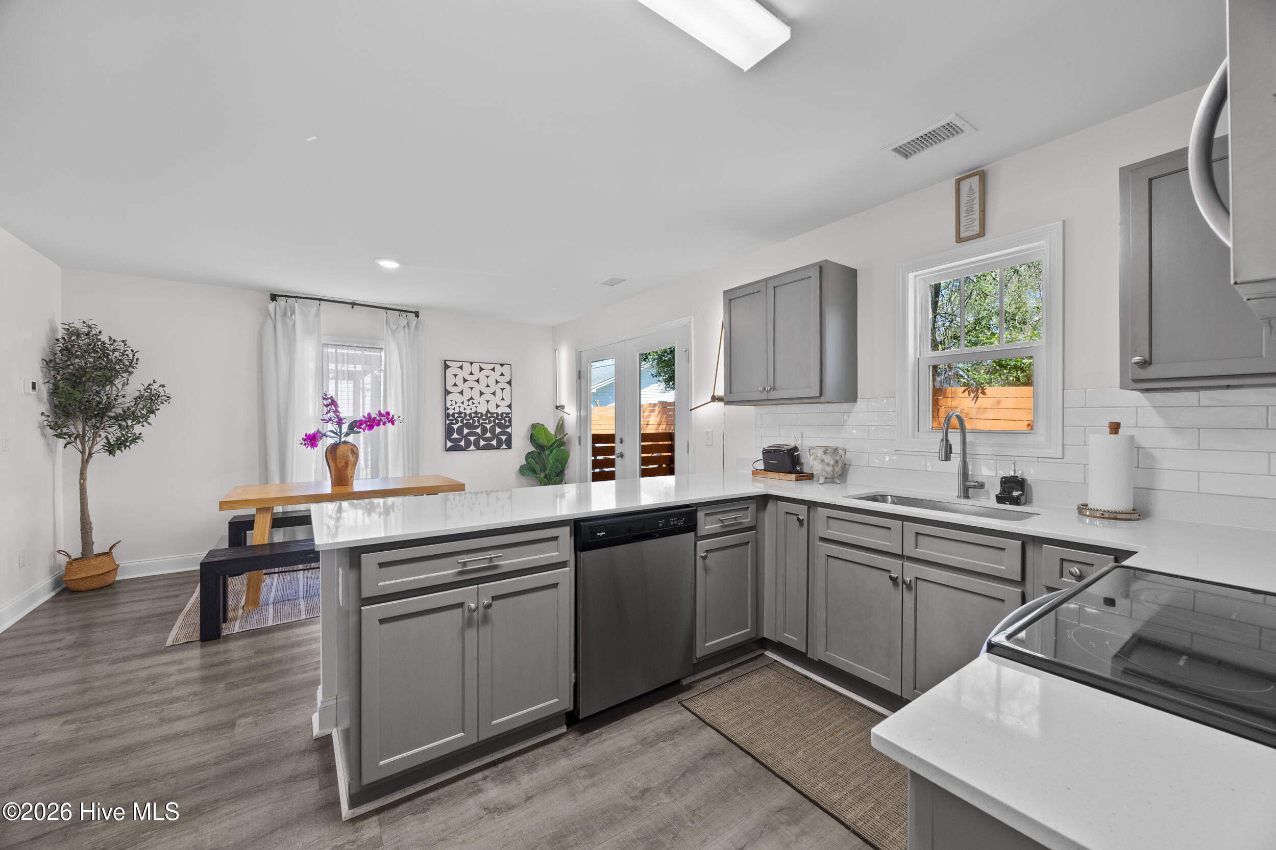 100563467 | Photo 15