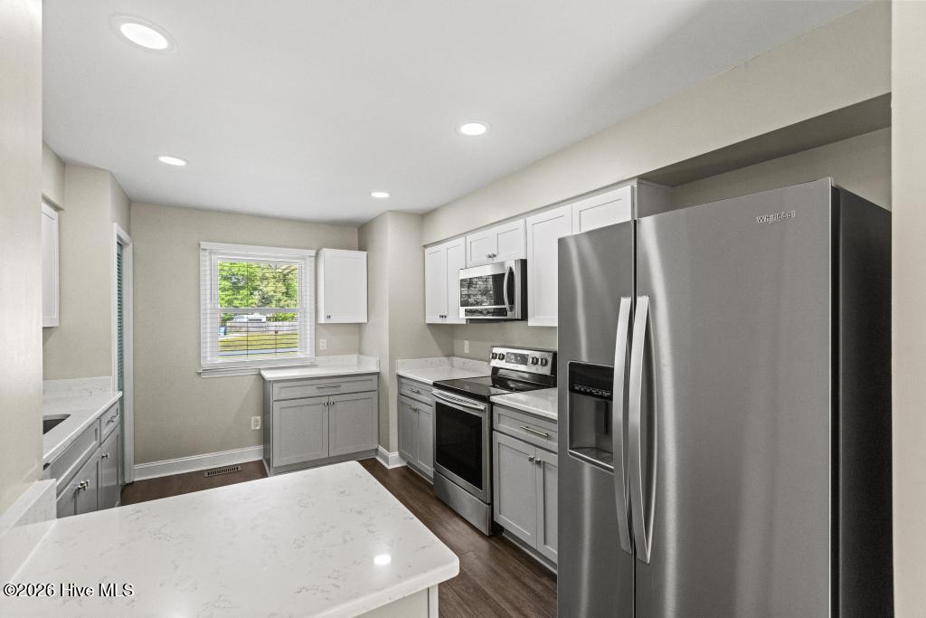 100570465 | Photo 14