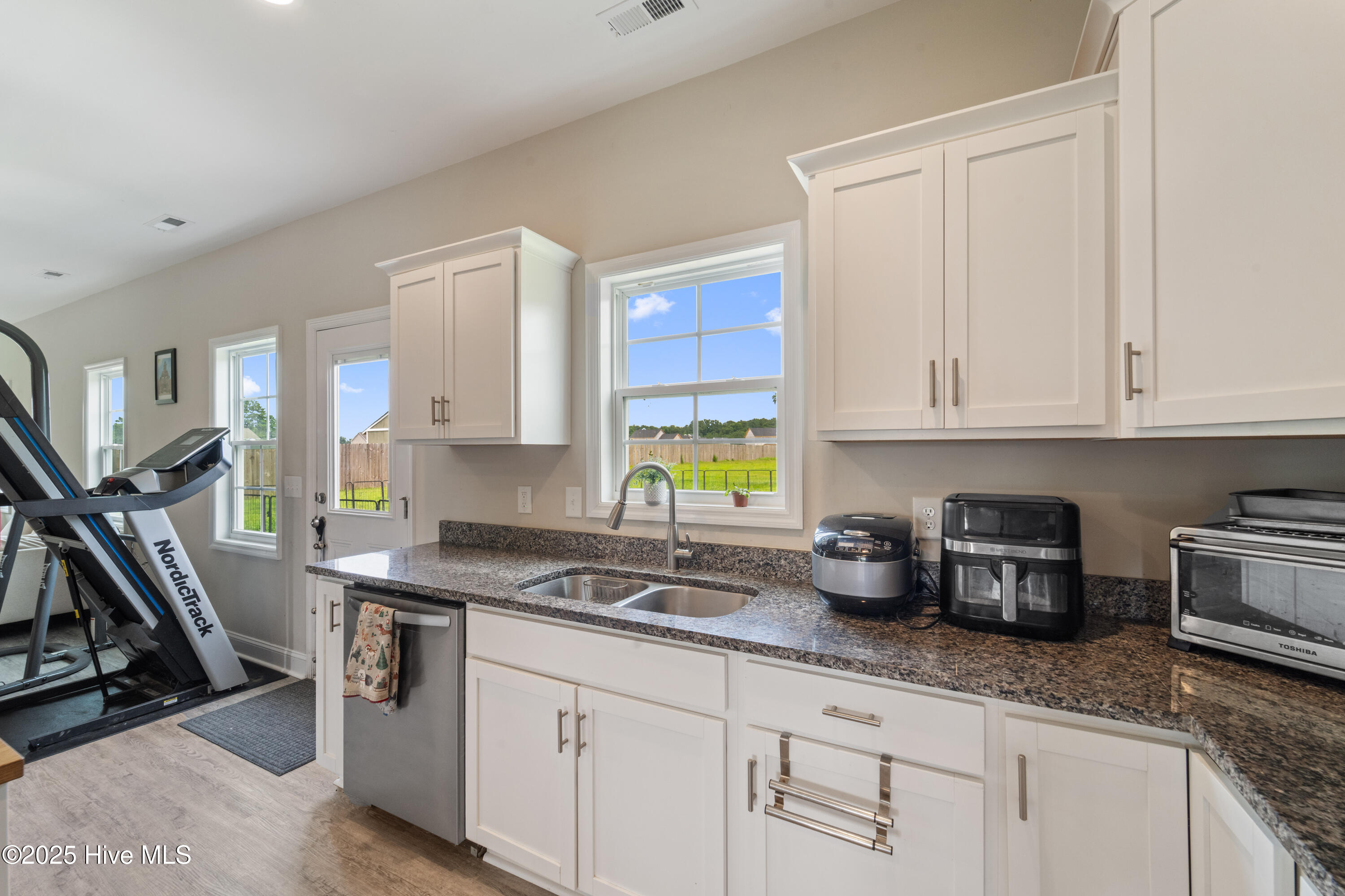 100533820 | Photo 42