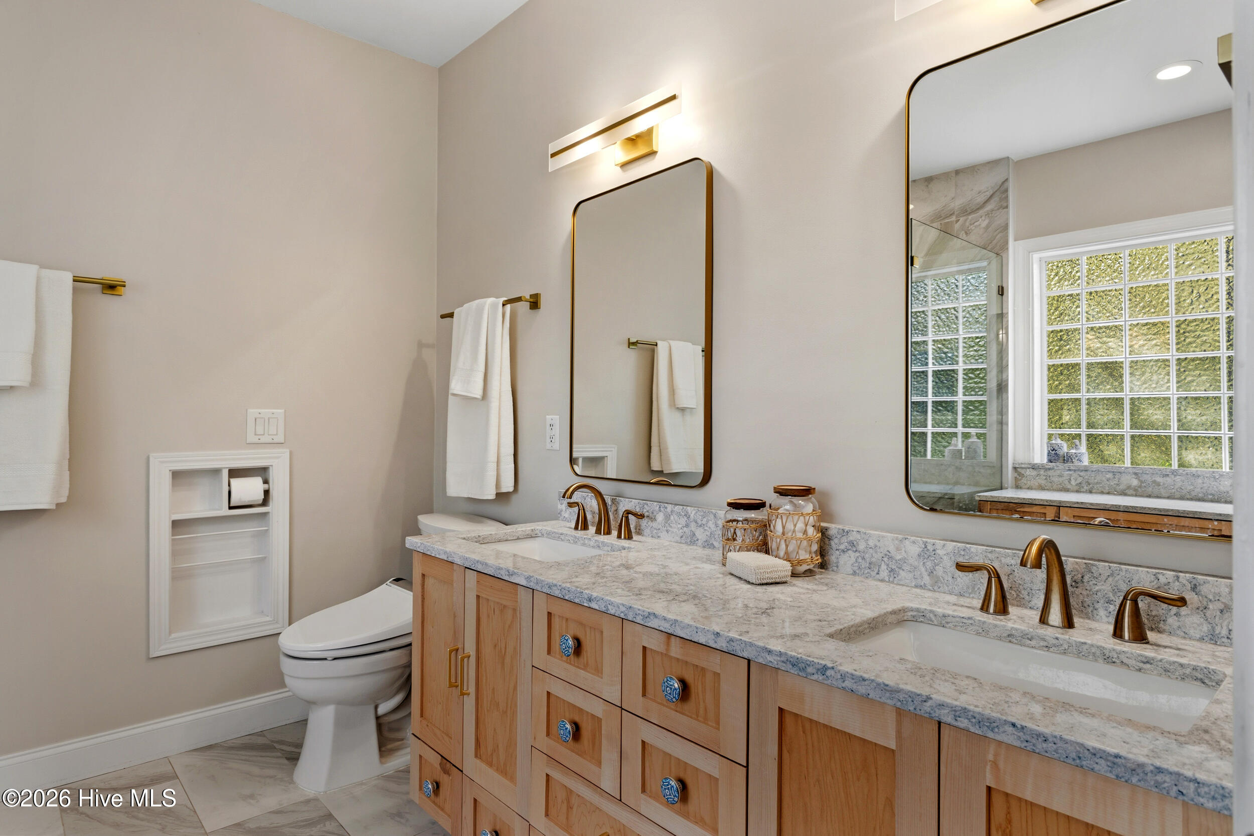 100564040 | Photo 24