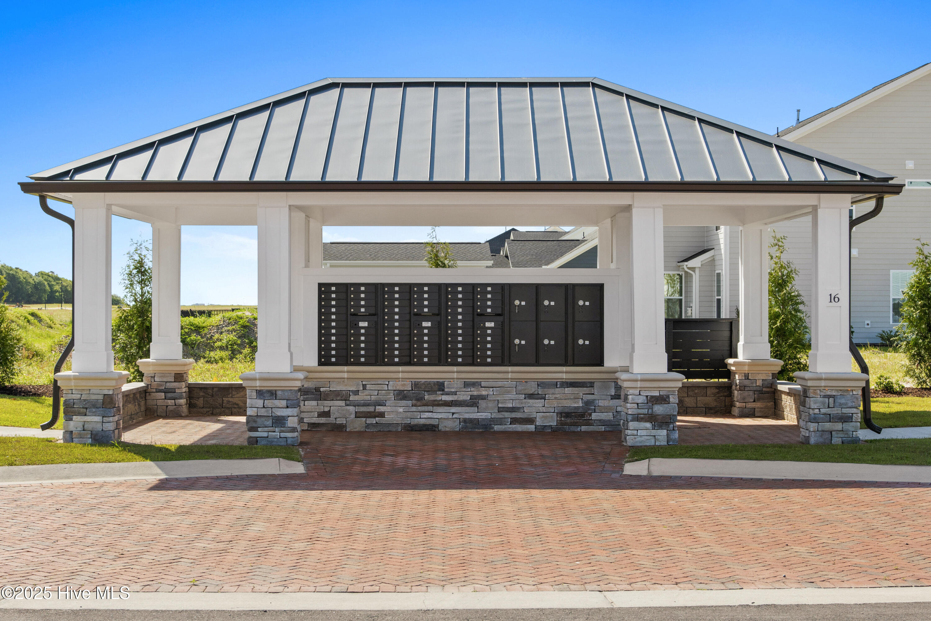 100539733 | Photo 23