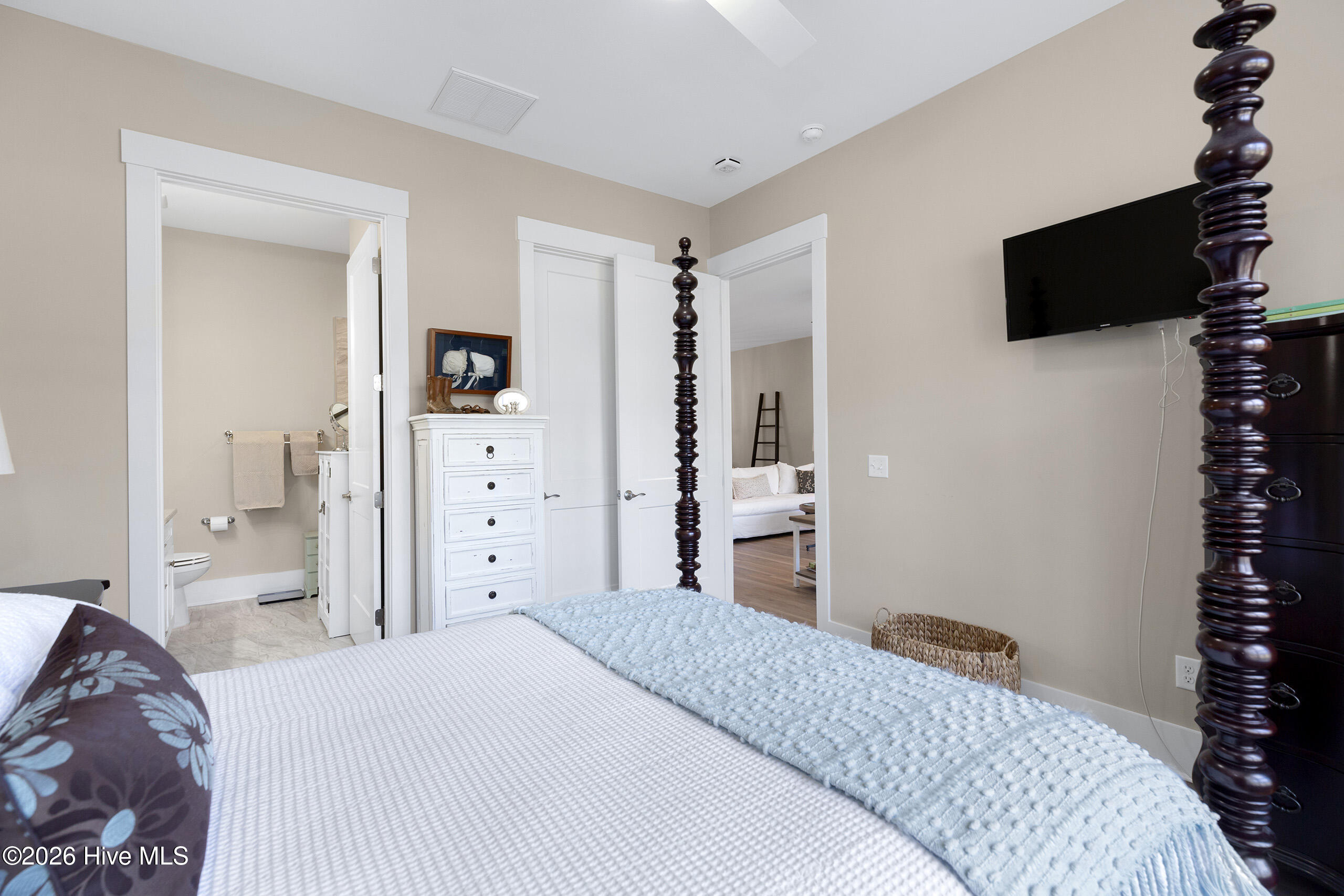 100561954 | Photo 16