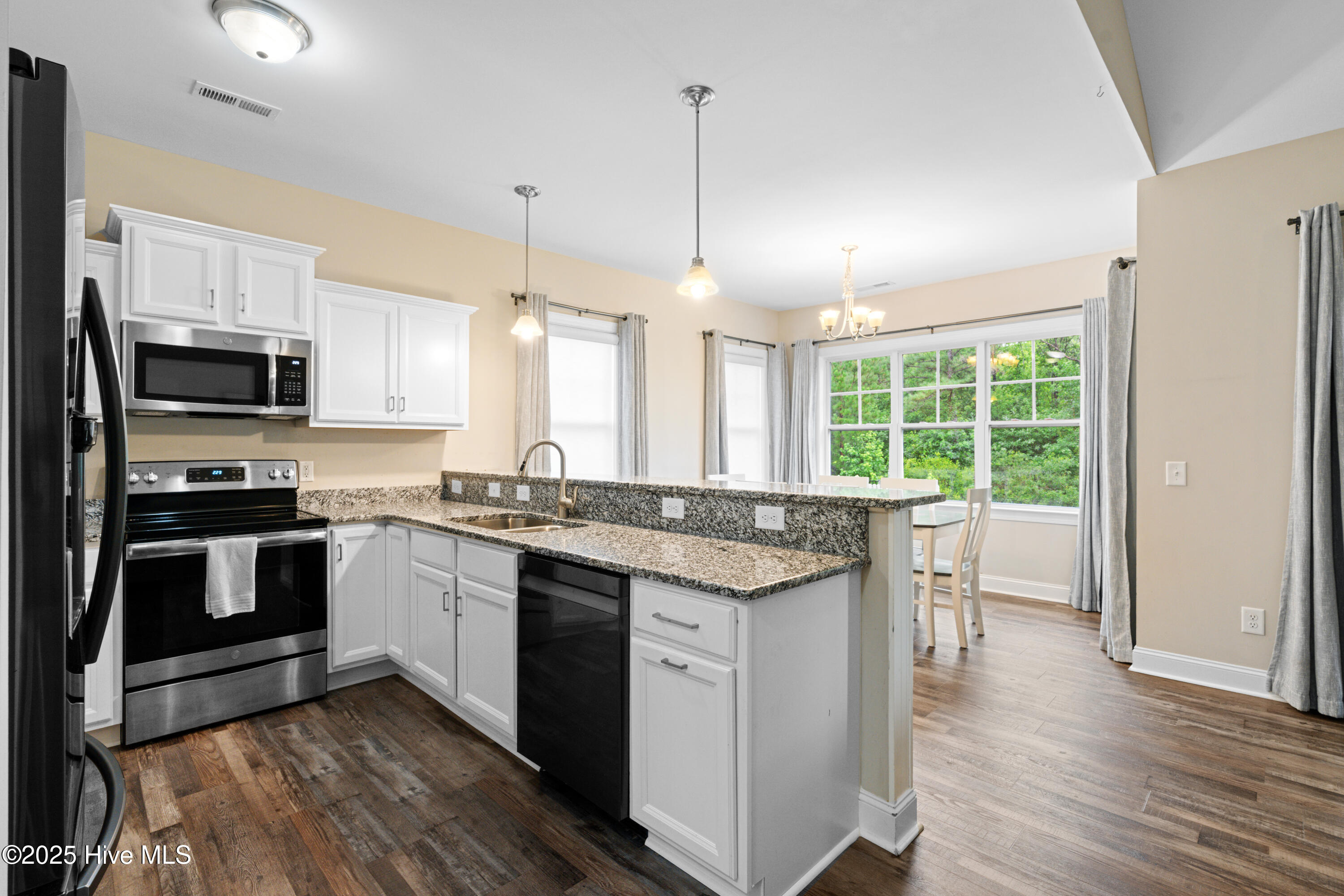 100518721 | Photo 16