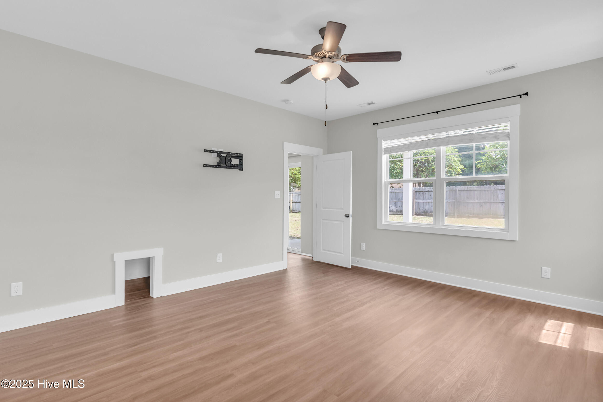 100526373 | Photo 16