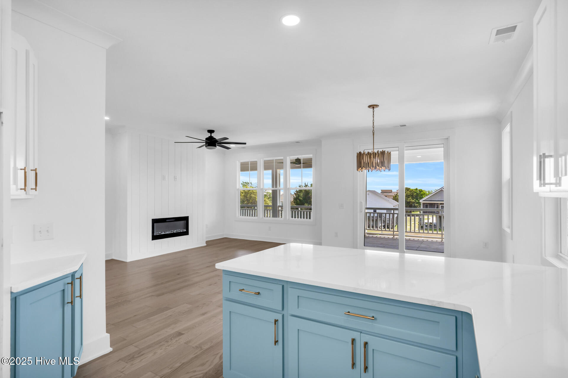 100547120 | Photo 14