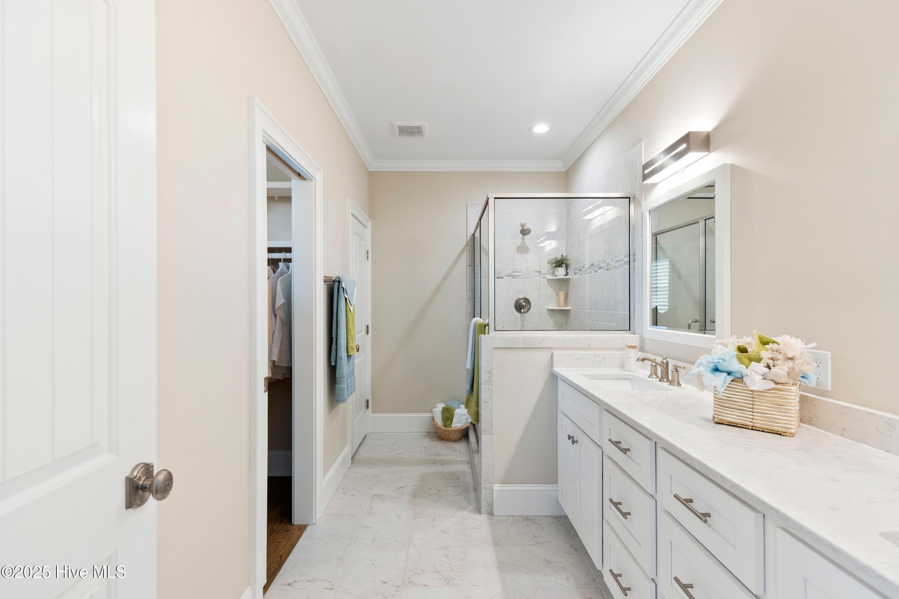 100532410 | Photo 32