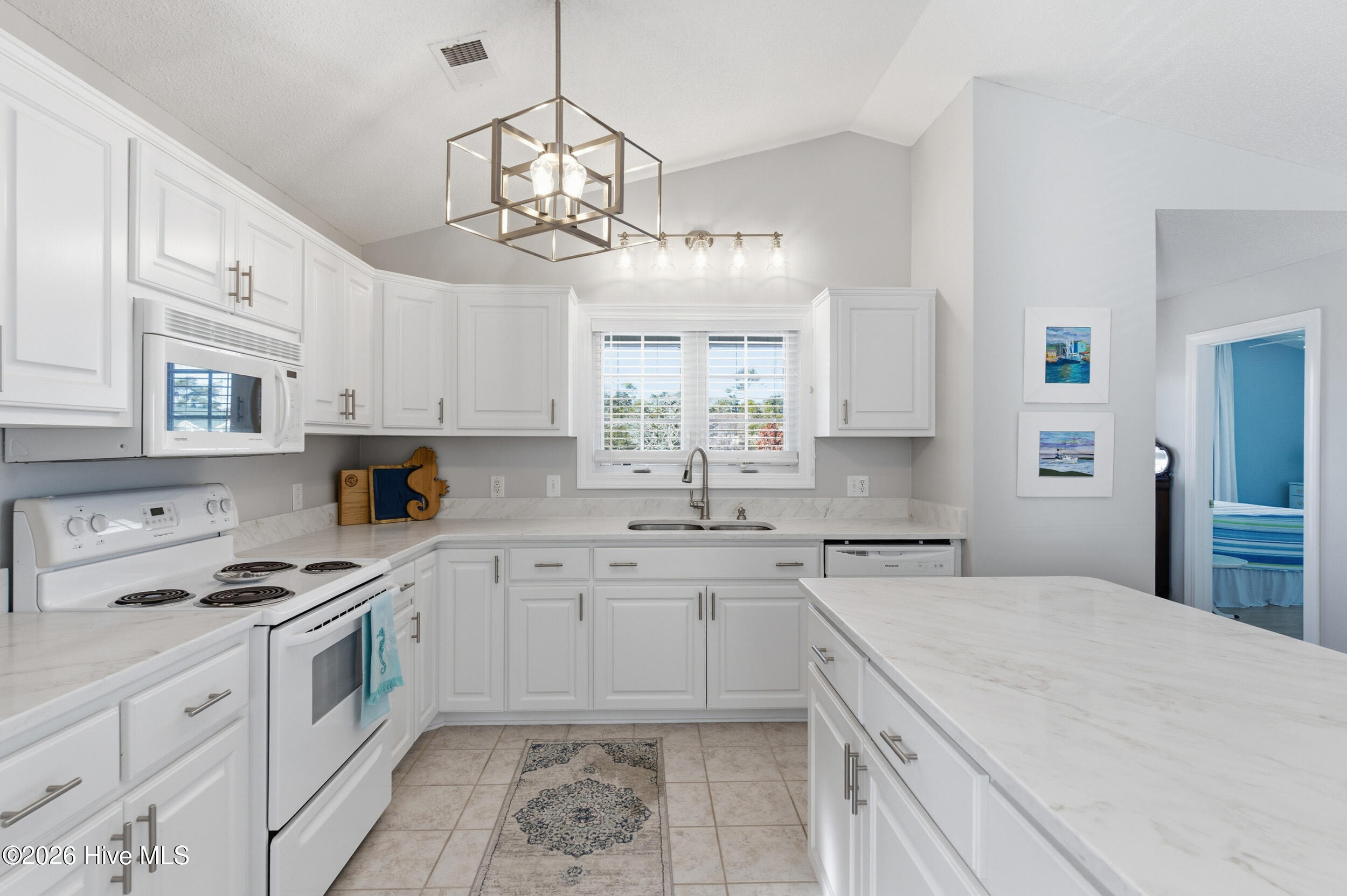 100549898 | Photo 11