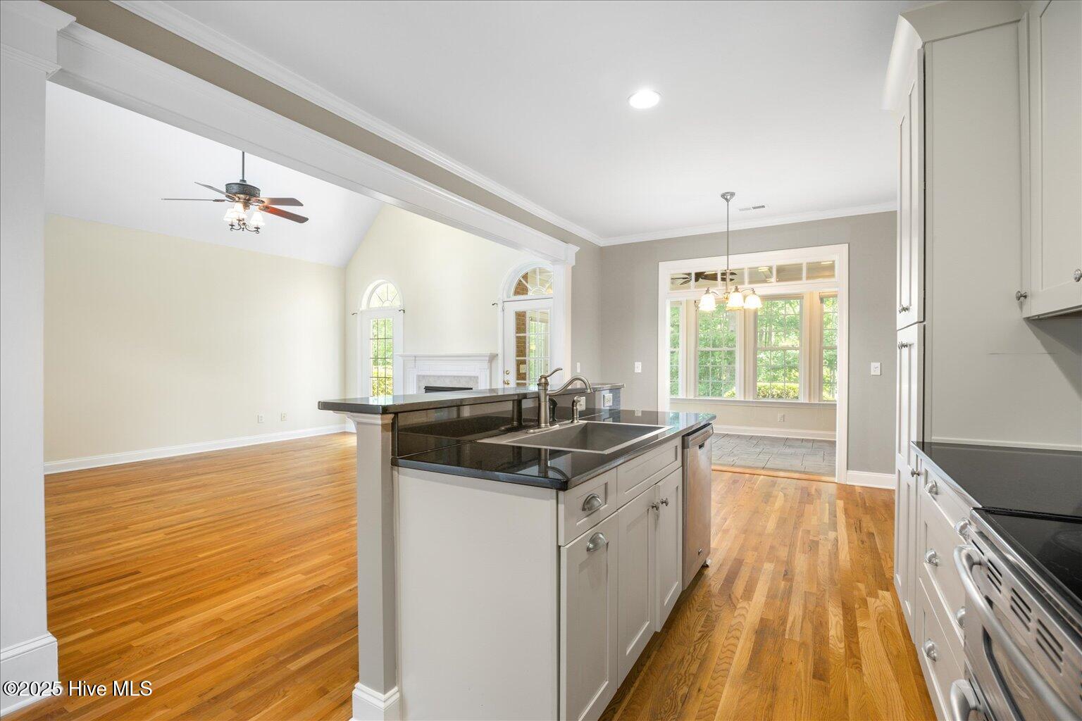 100521563 | Photo 15