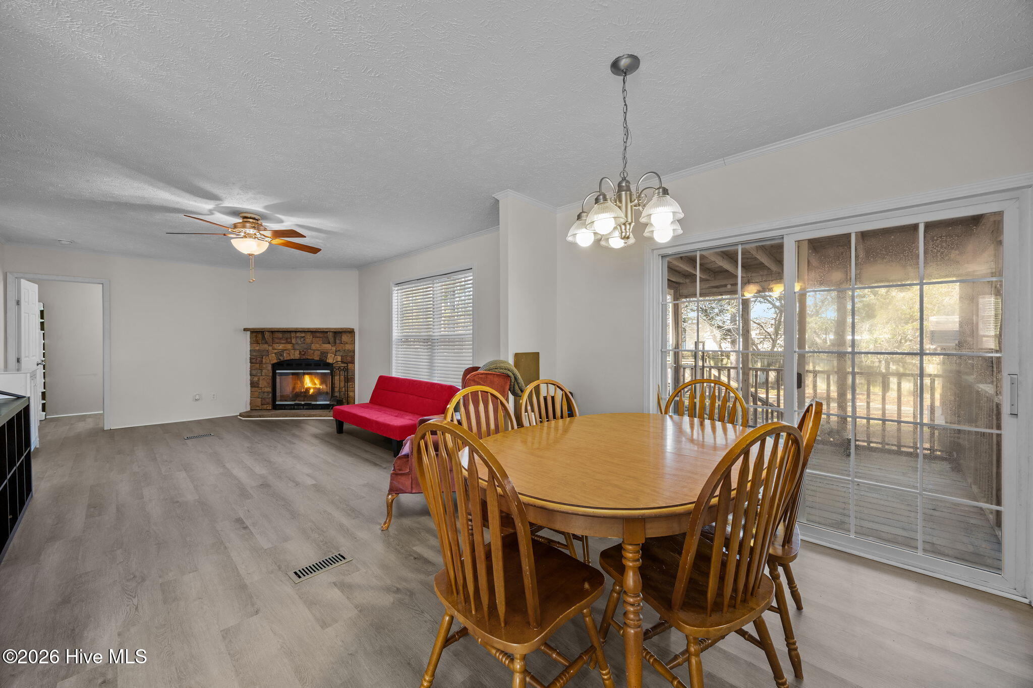 100550408 | Photo 15