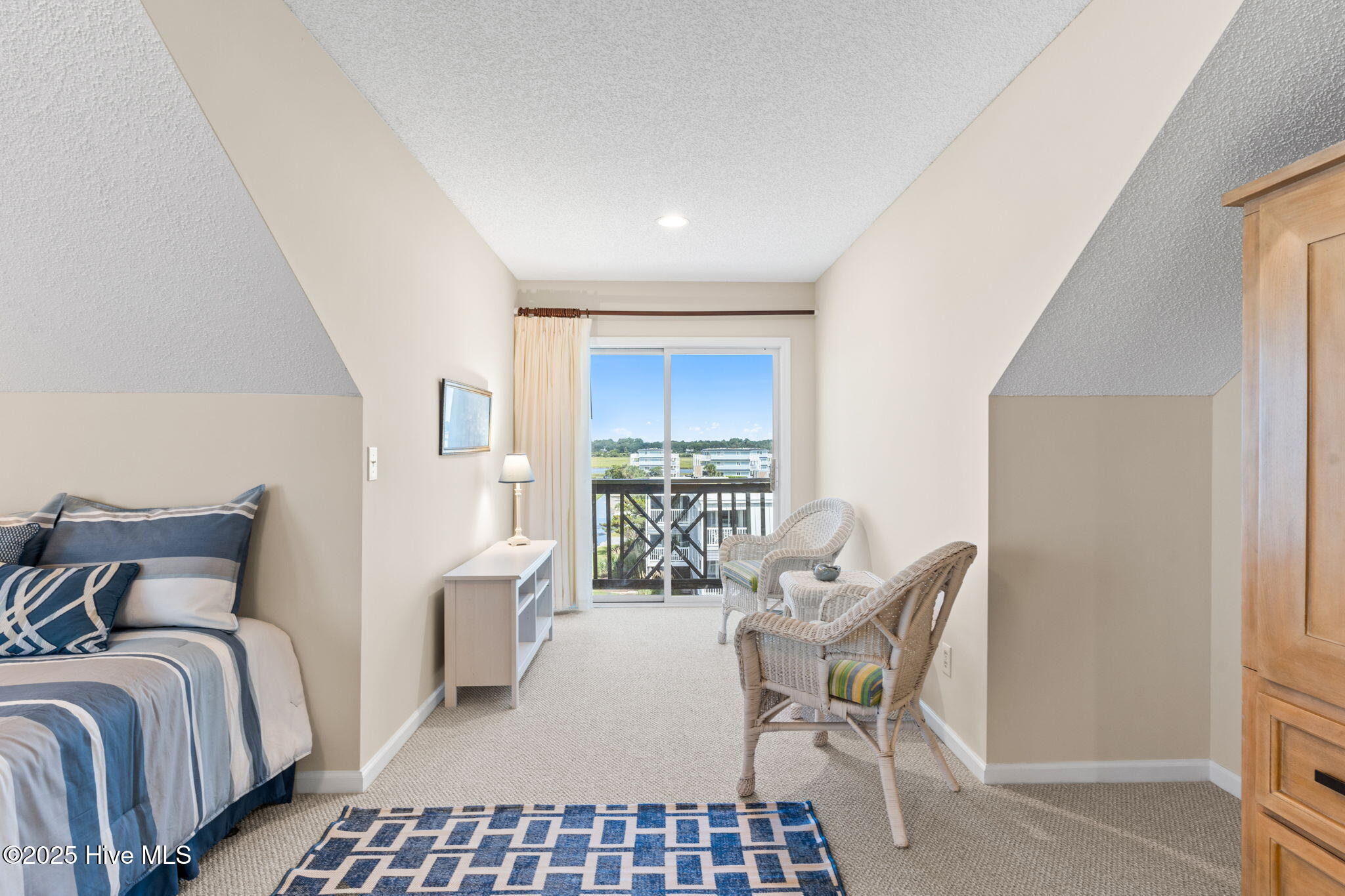 100527985 | Photo 33