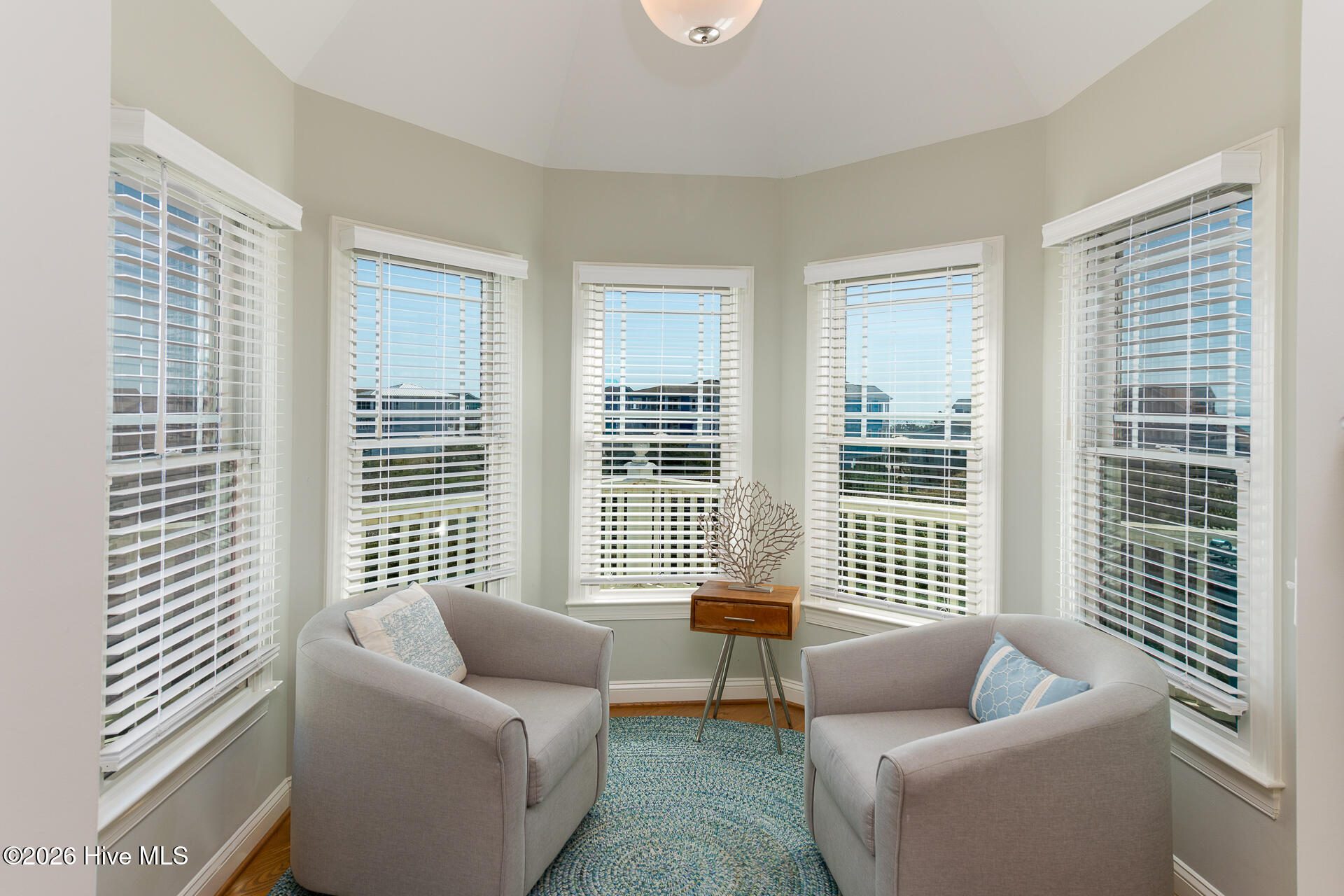 100562037 | Photo 46