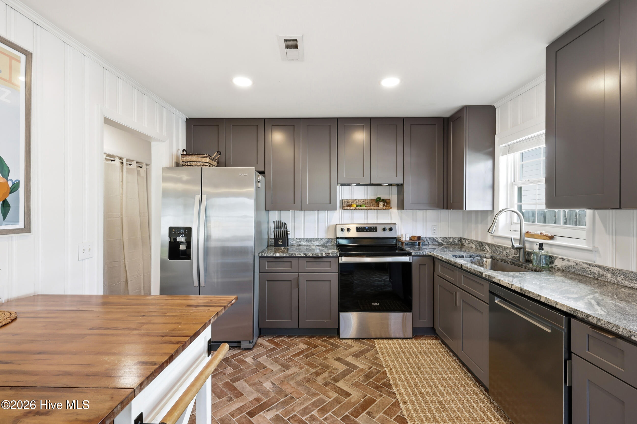 100547874 | Photo 12