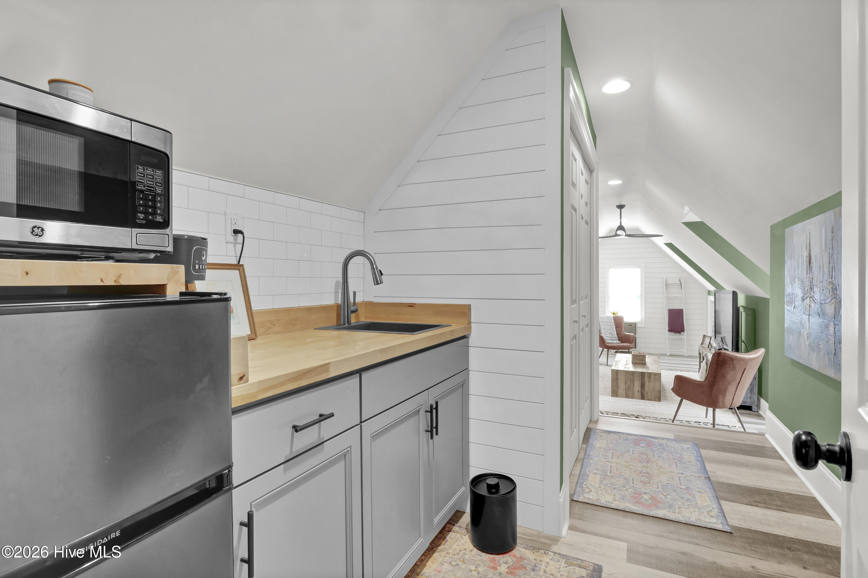 100563918 | Photo 43