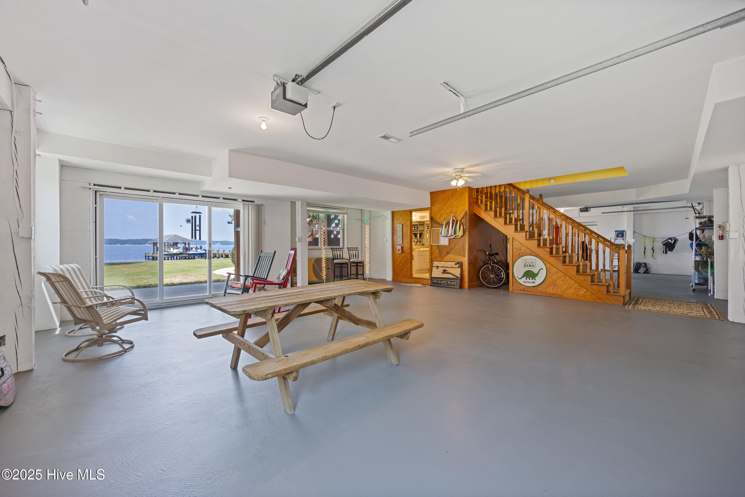 Oversized Garage great for family gatherings