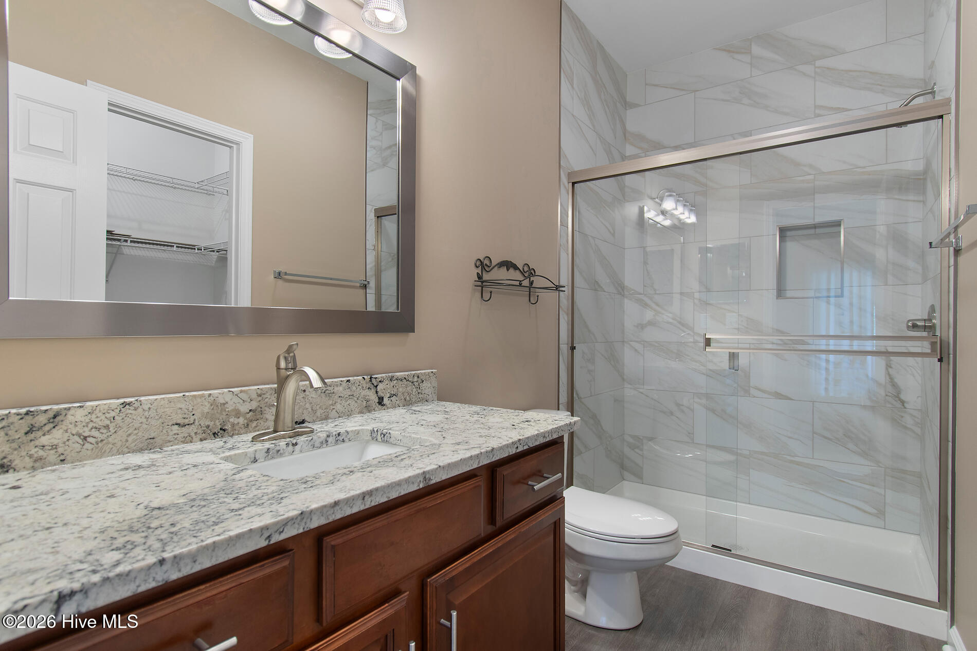 100566917 | Photo 24