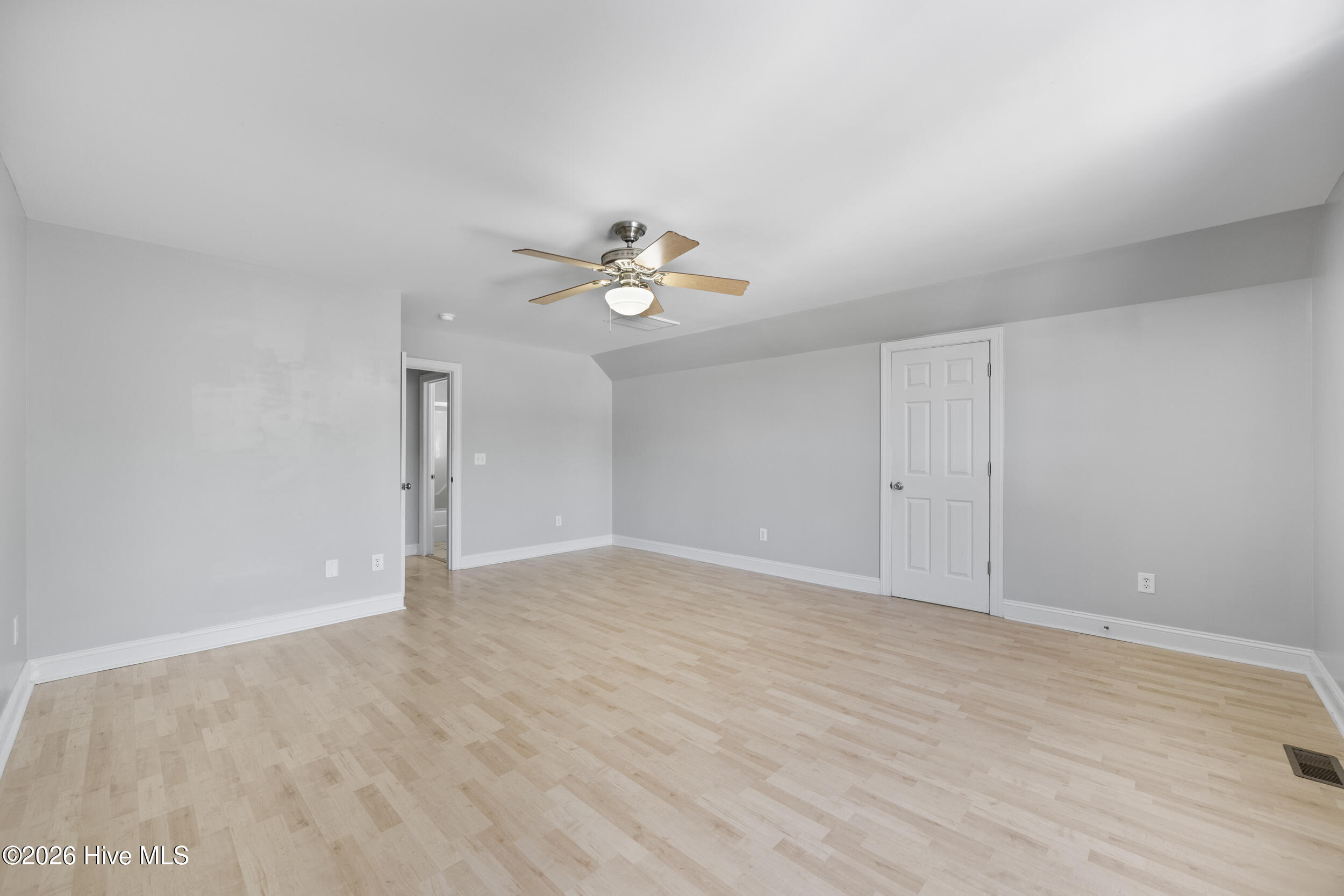 100569506 | Photo 53