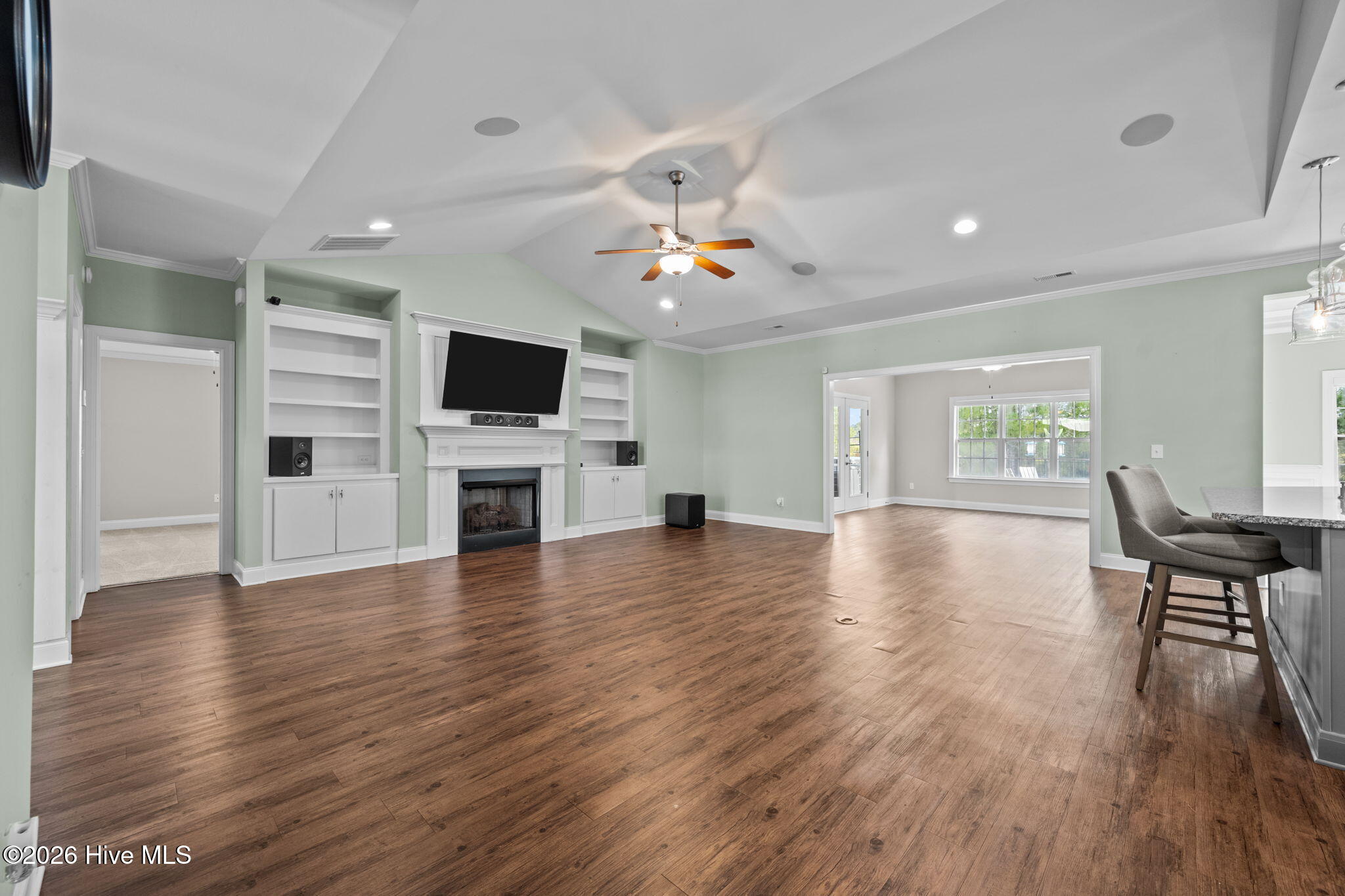 100557618 | Photo 11