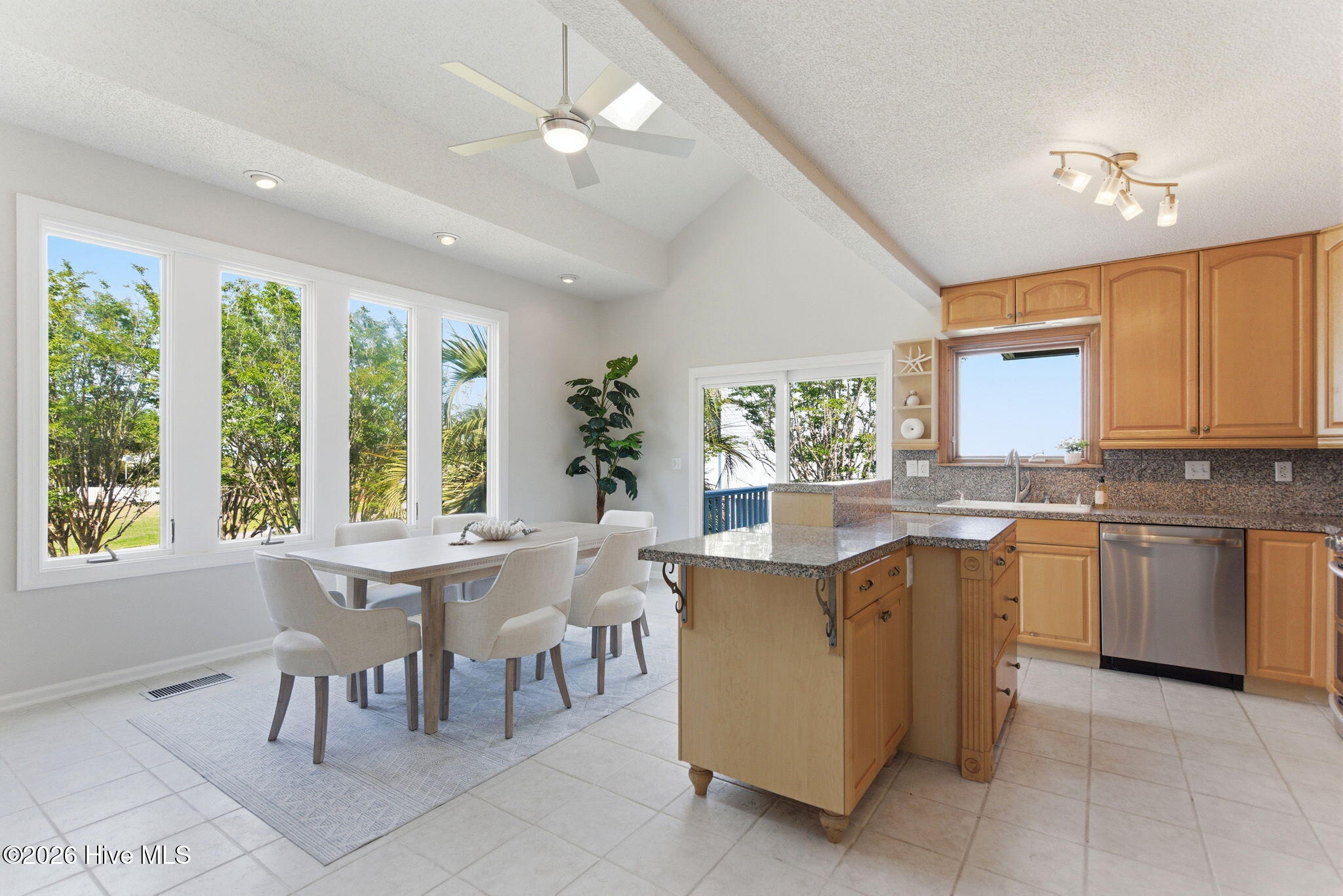 100569550 | Photo 30