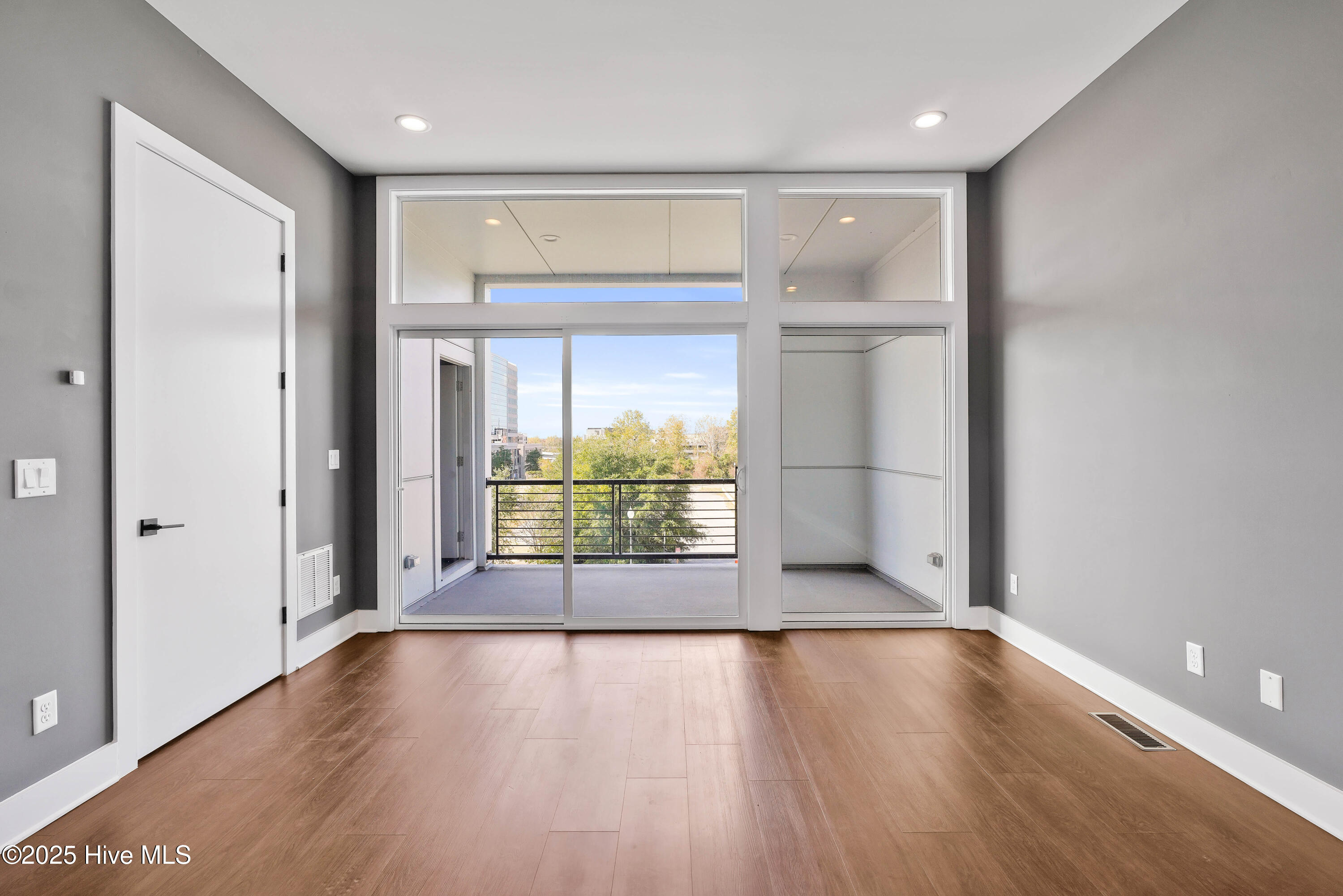 100546123 | Photo 13