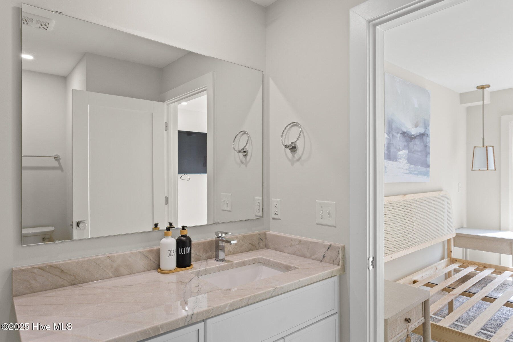 100523208 | Photo 23