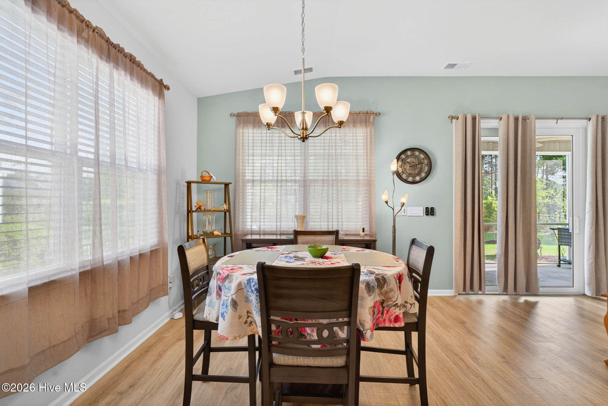 100555418 | Photo 15