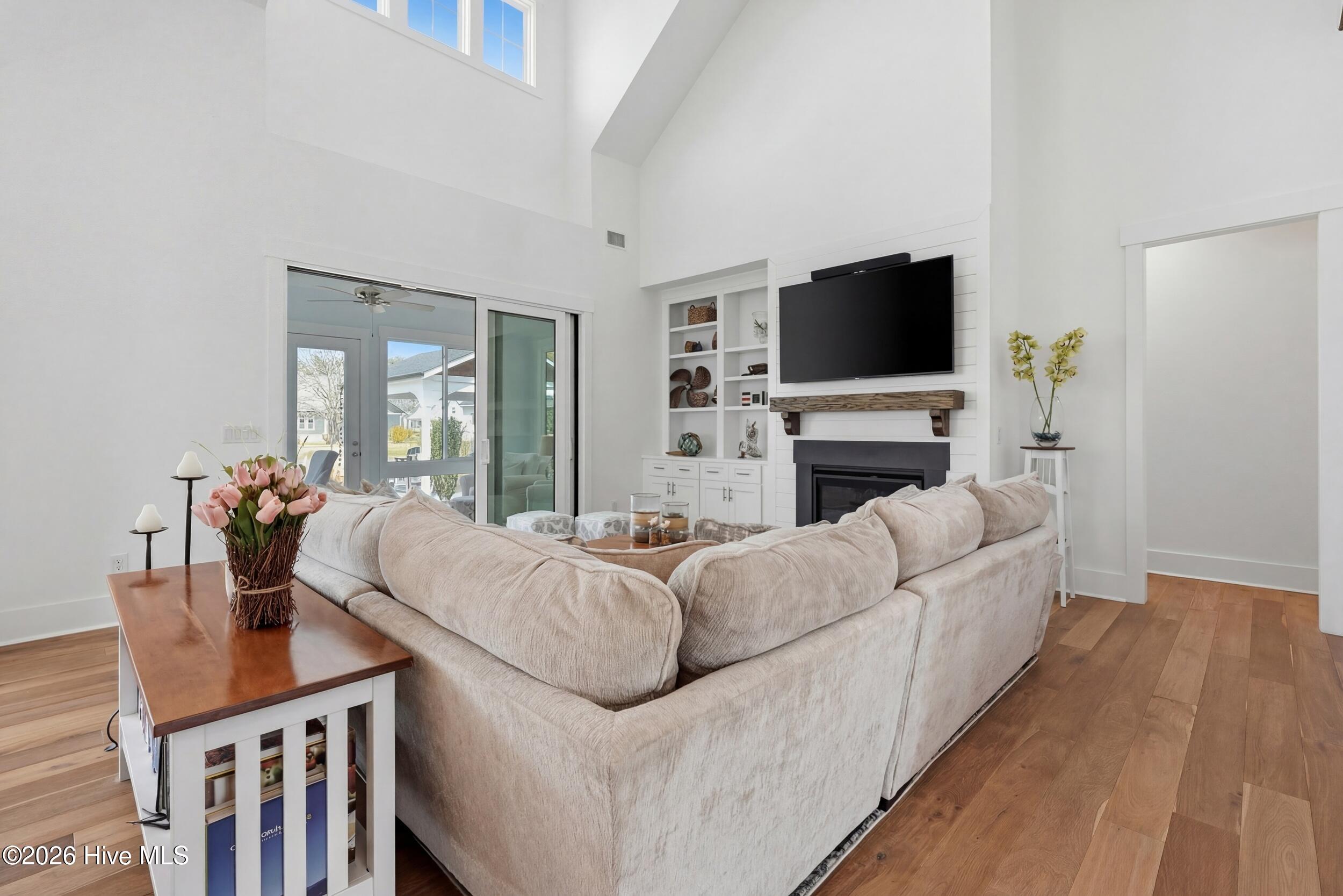 100563980 | Photo 15