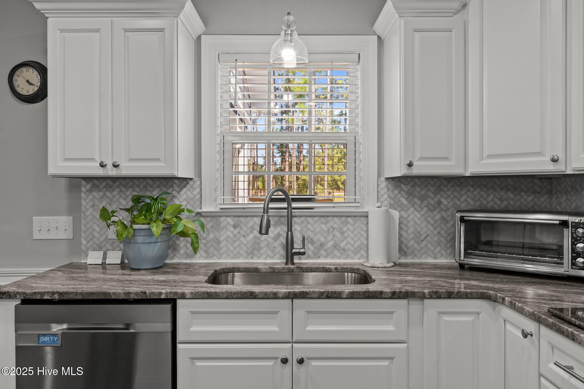 100530347 | Photo 15