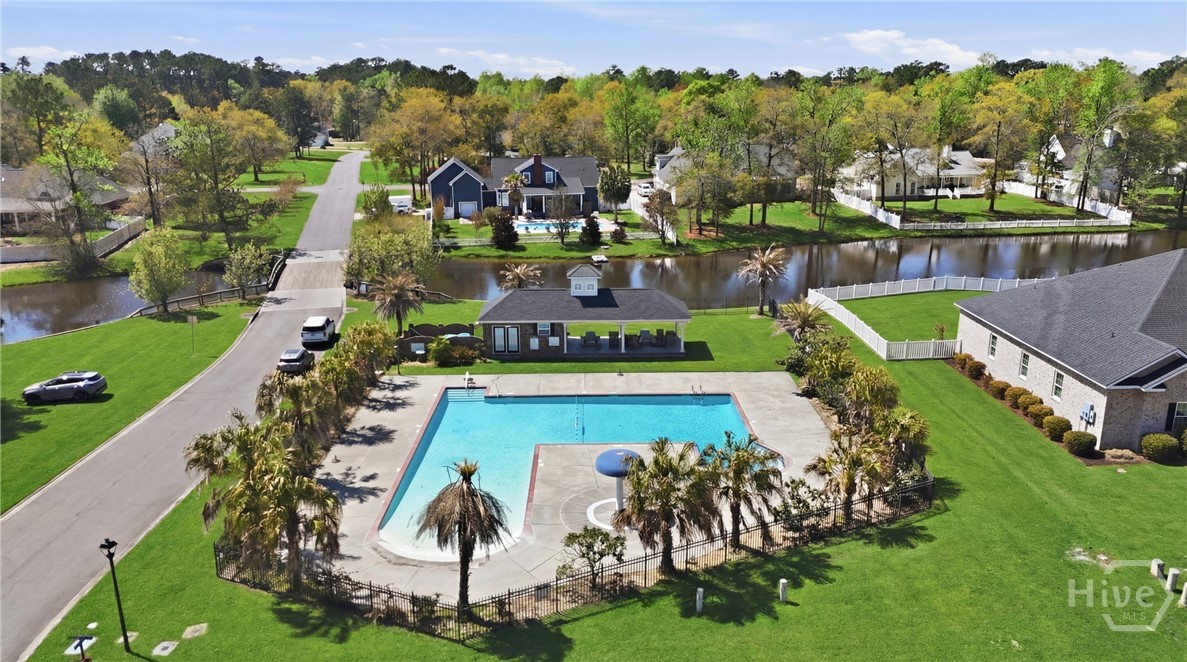 Pool & Amenities
Pool
(grass enhanced)