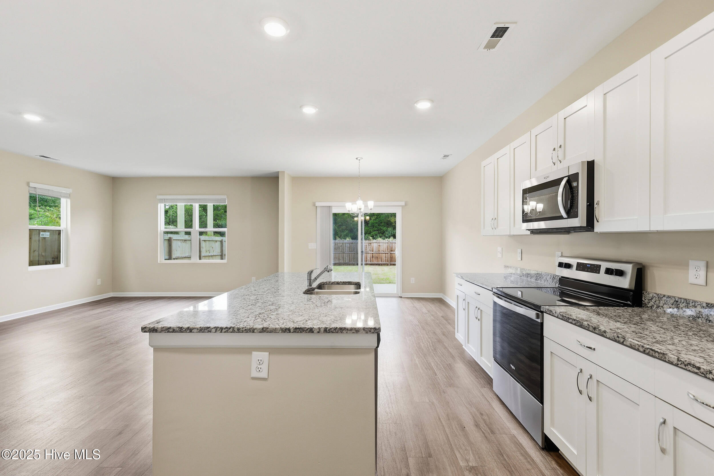 1605 Corbett Street, Wilmington, NC 28401 – photo 9: 9_img_9125