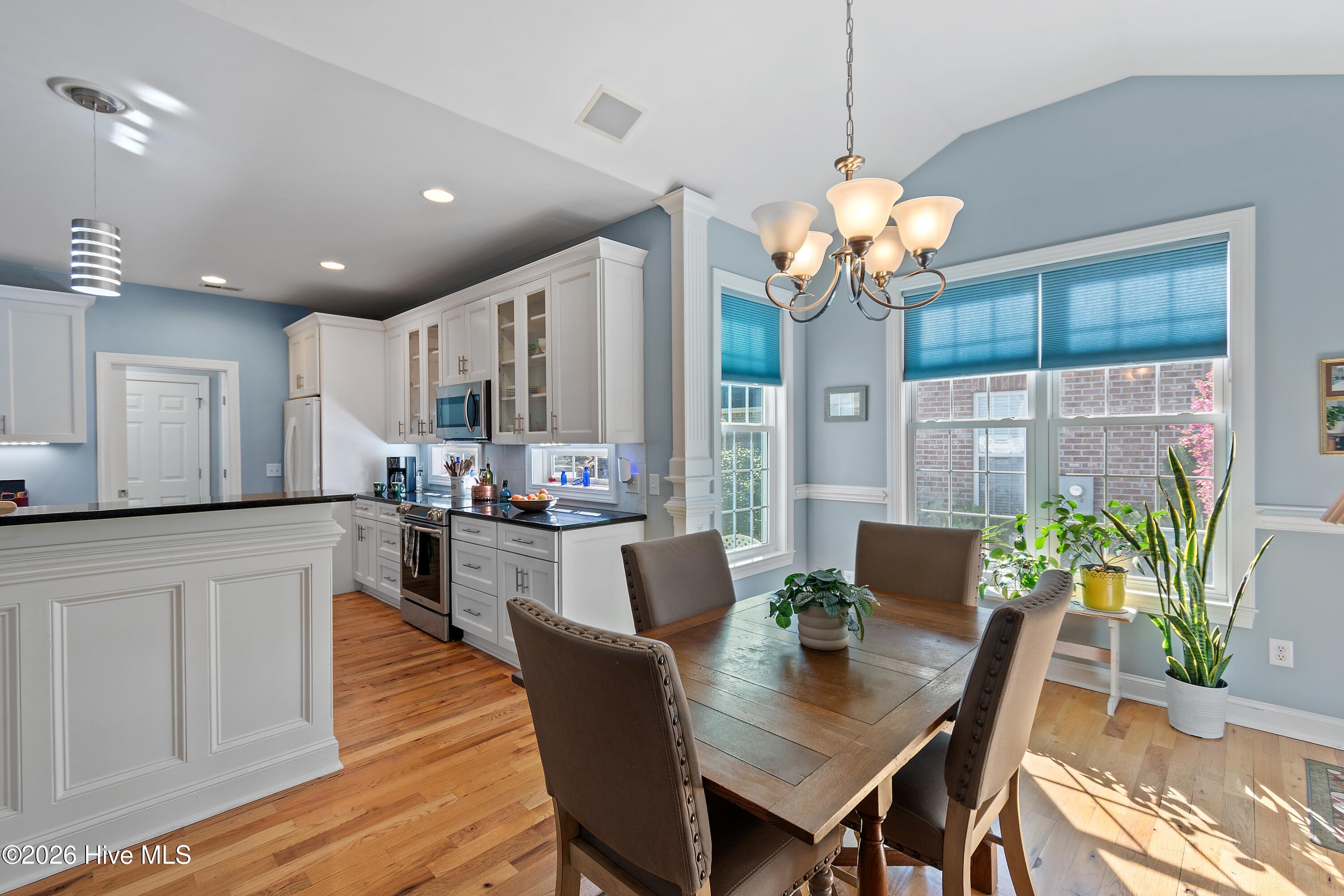 100561490 | Photo 18