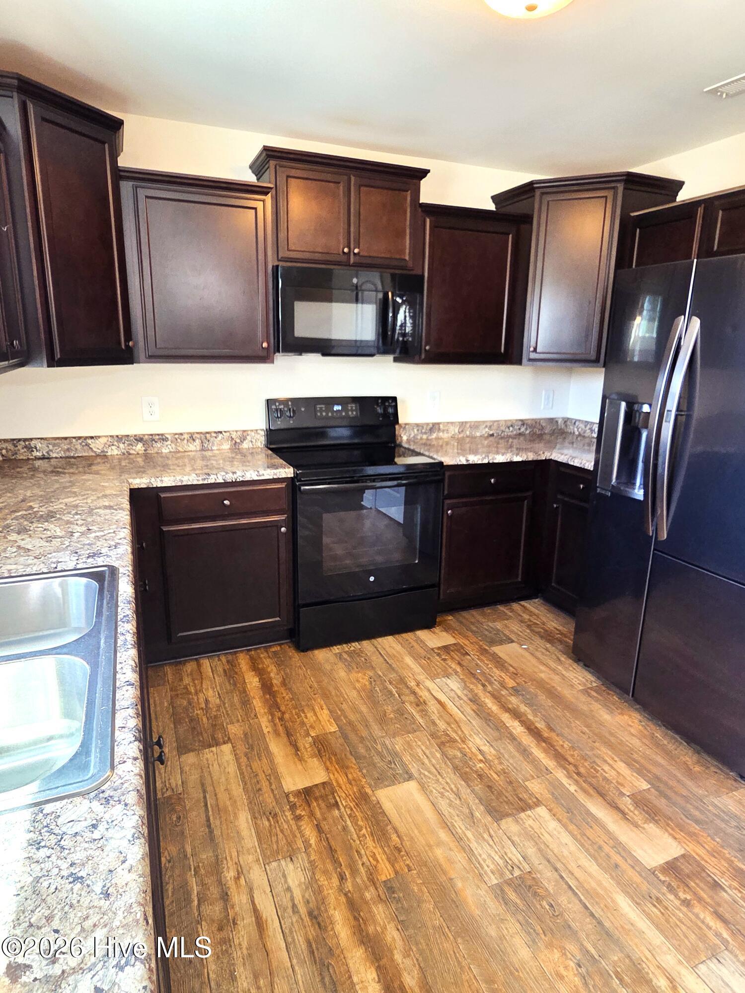 100527843 | Photo 21