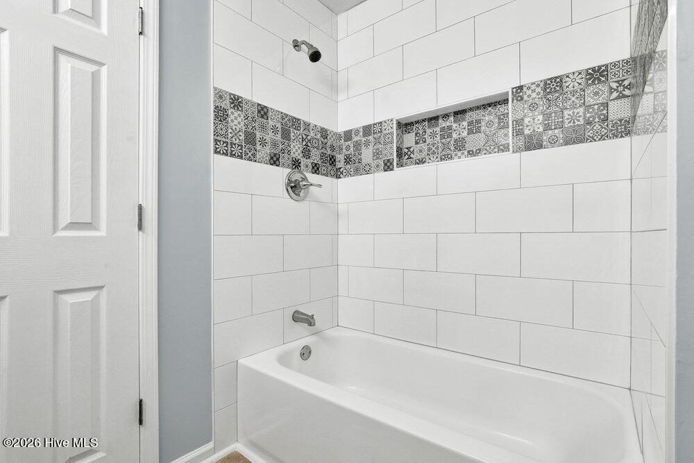 100548986 | Photo 23