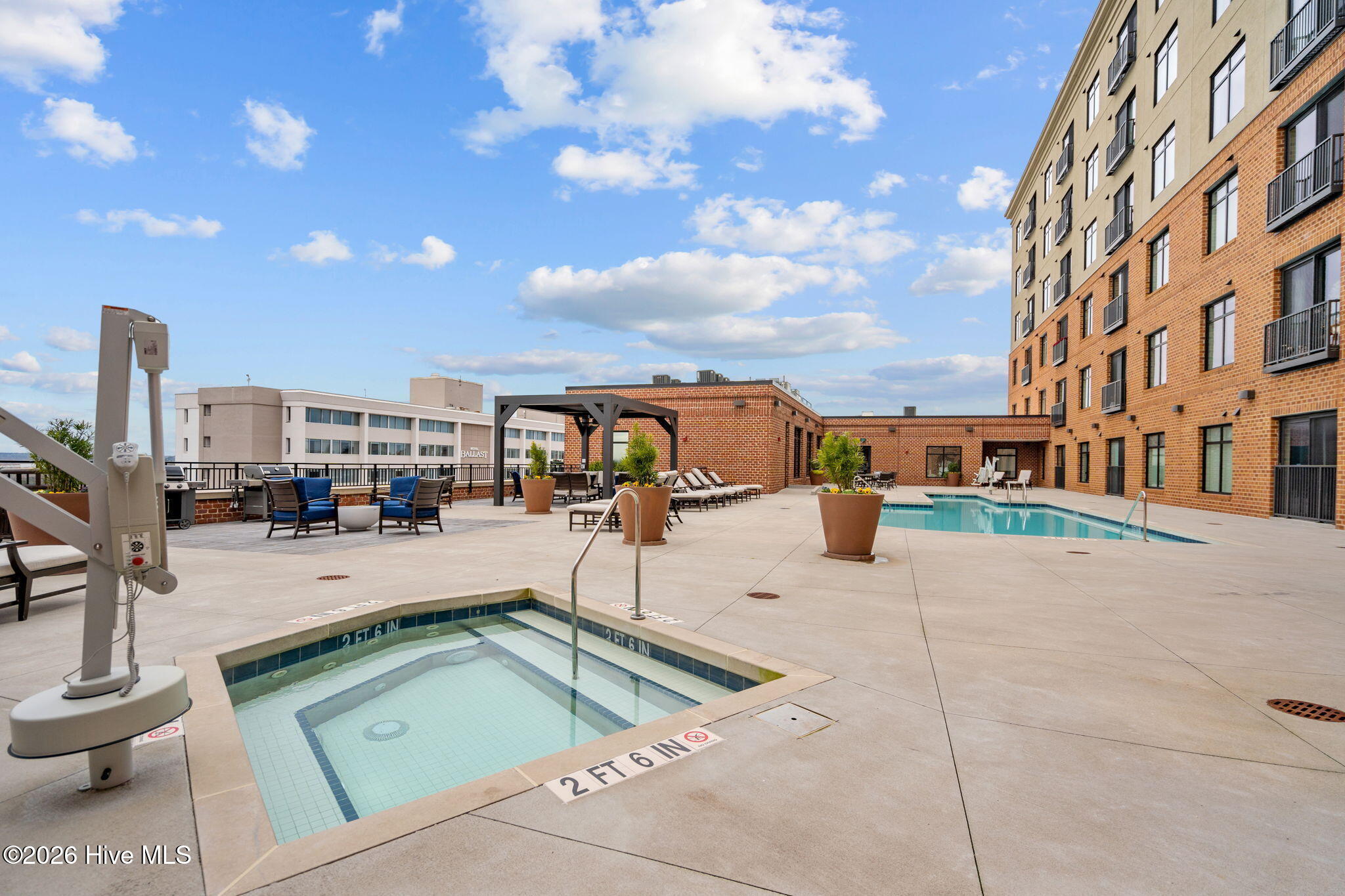 100565283 | Photo 43