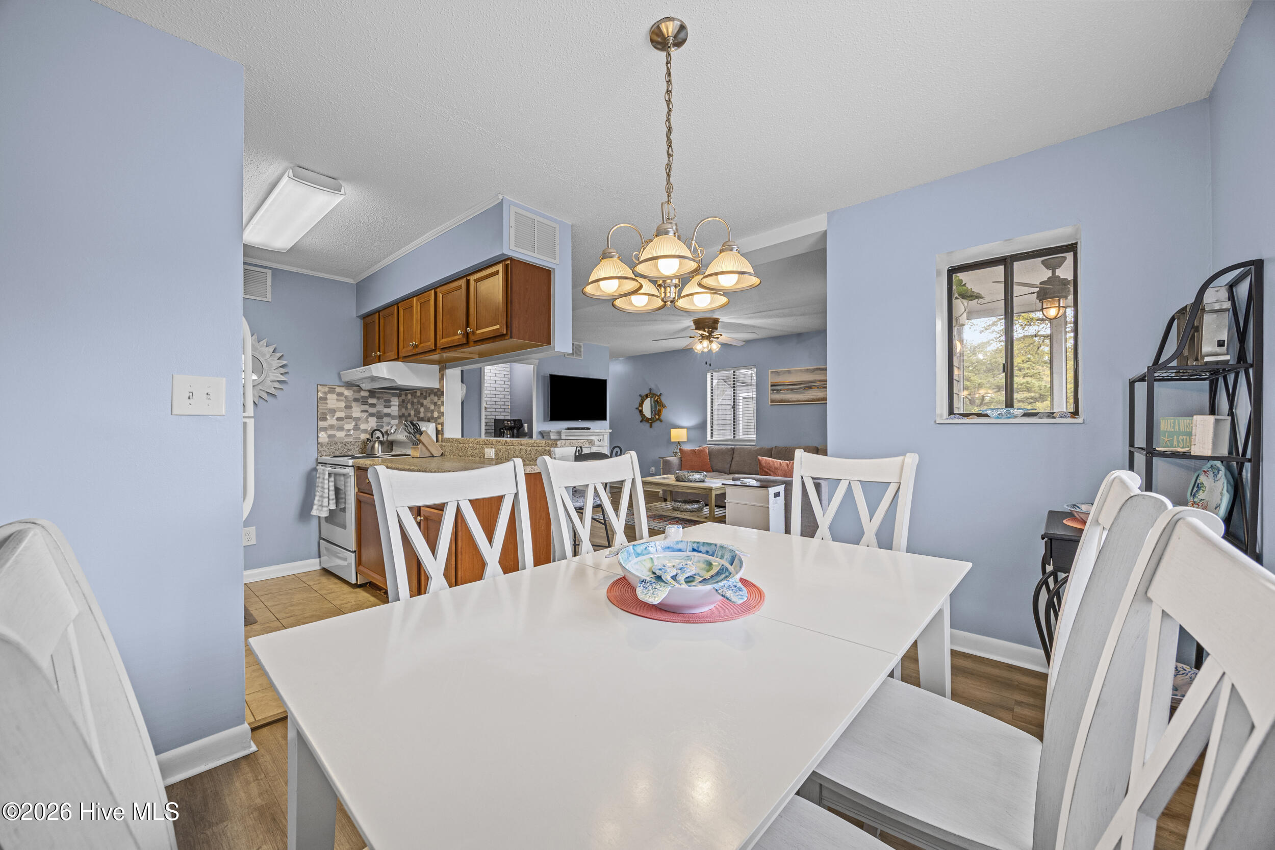 100562612 | Photo 12