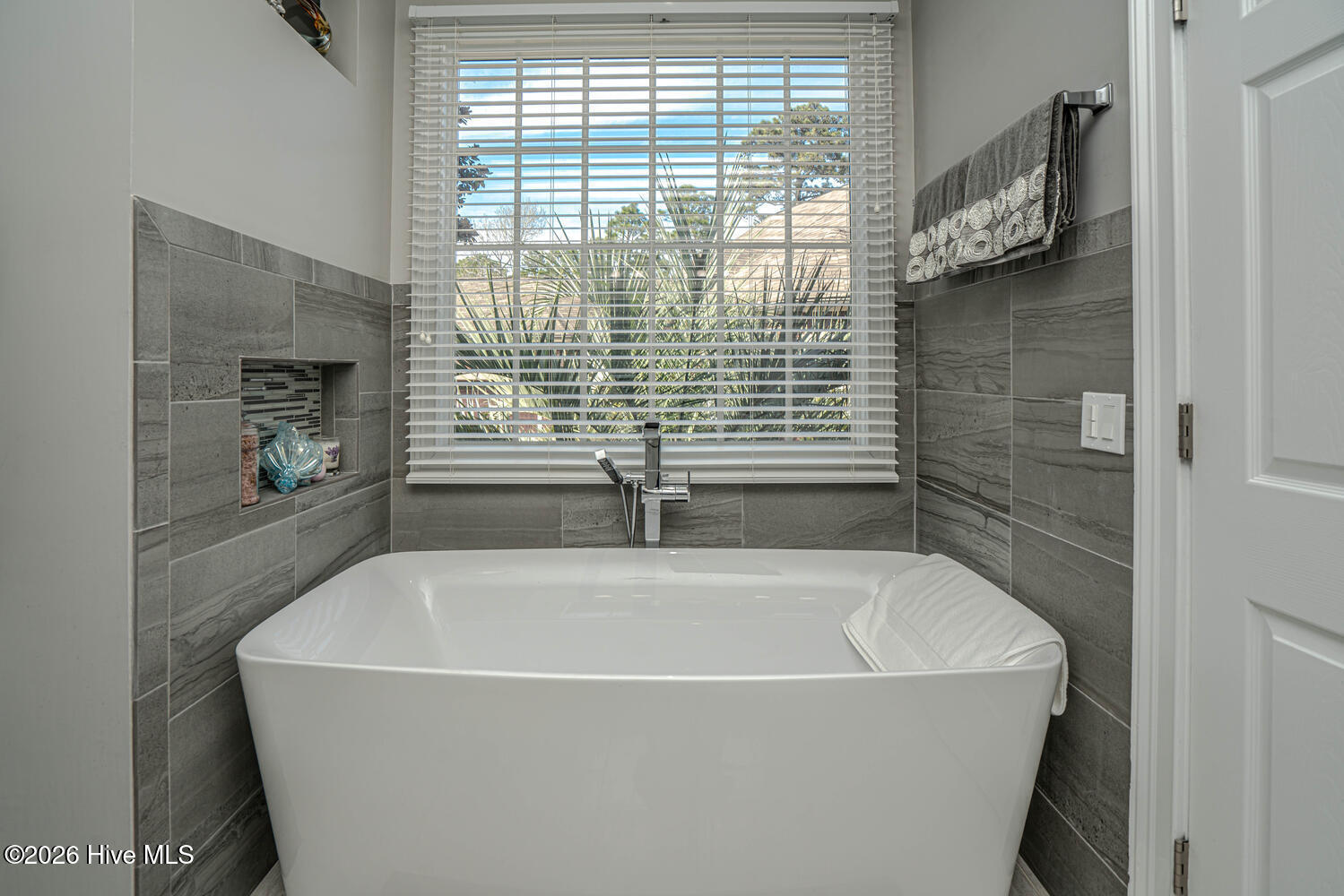 100561911 | Photo 38