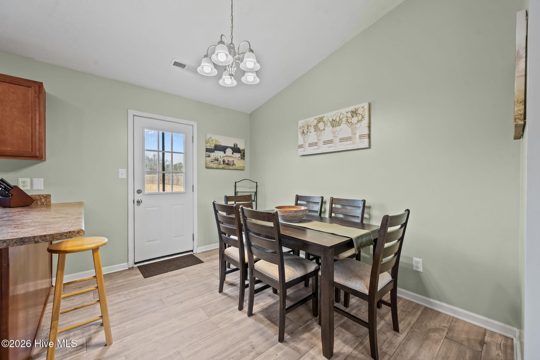 100547343 | Photo 13