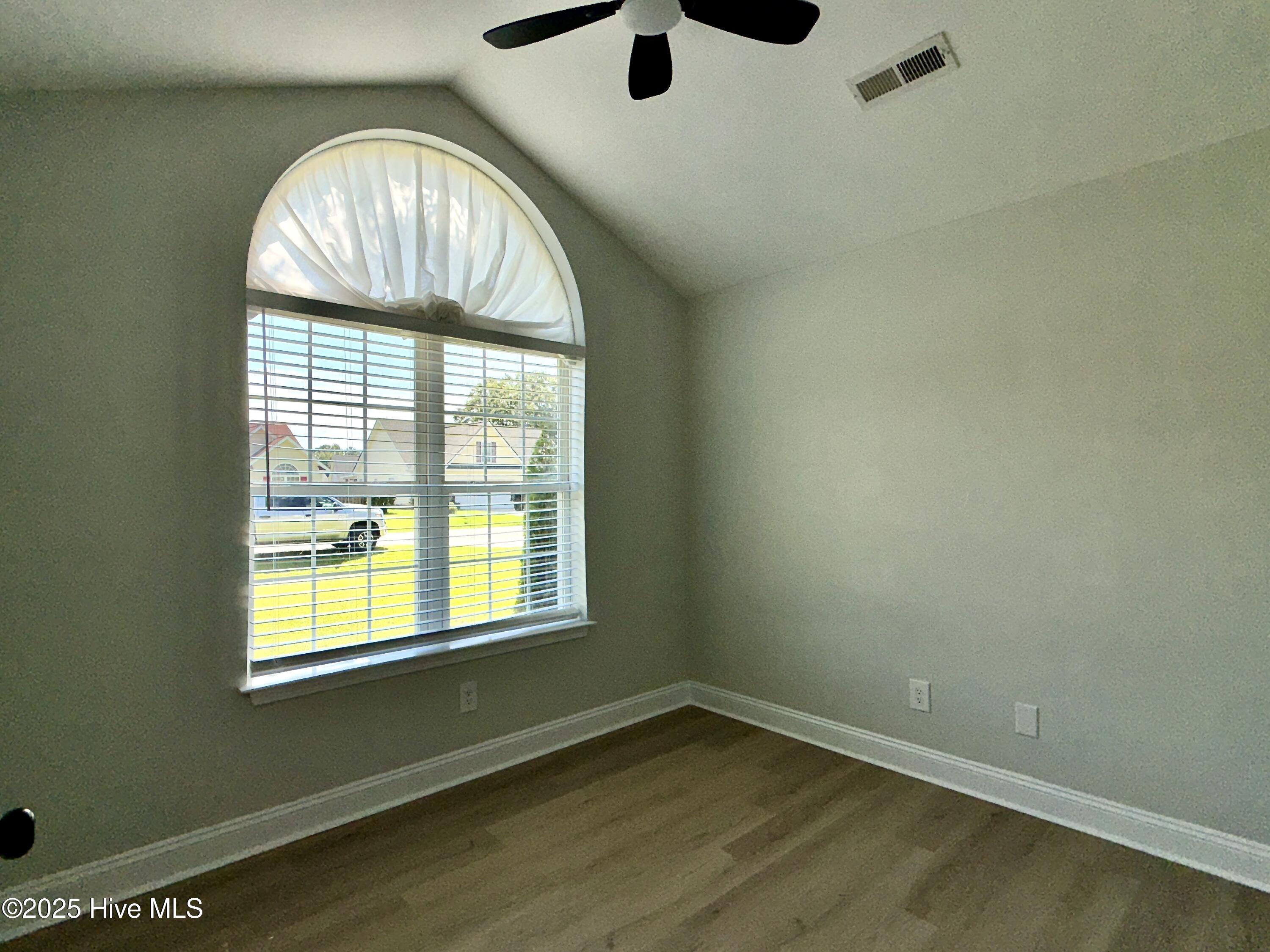 100518451 | Photo 25