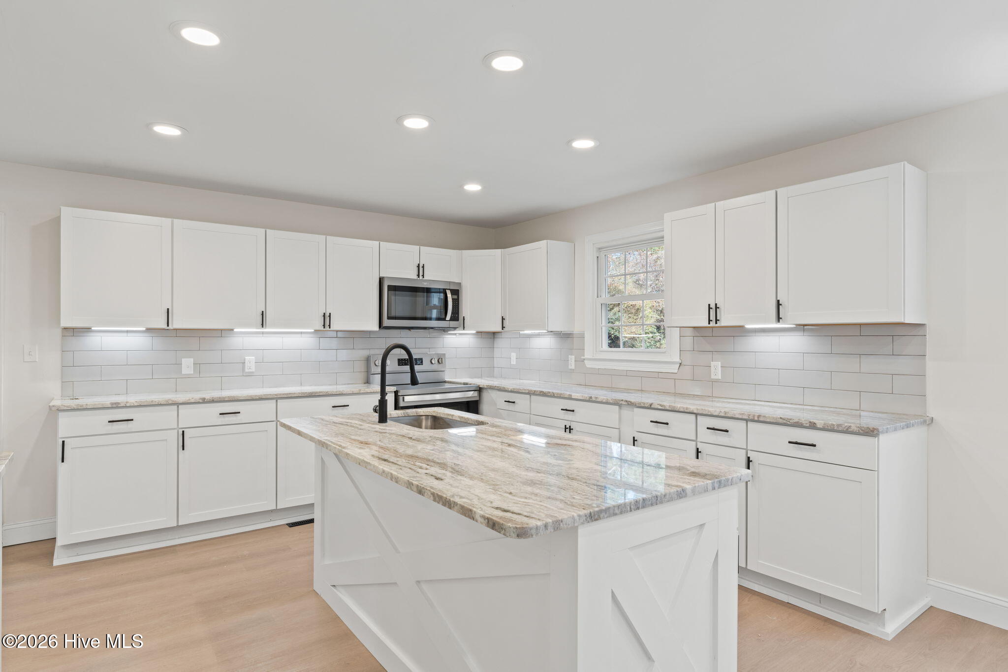 100548429 | Photo 32