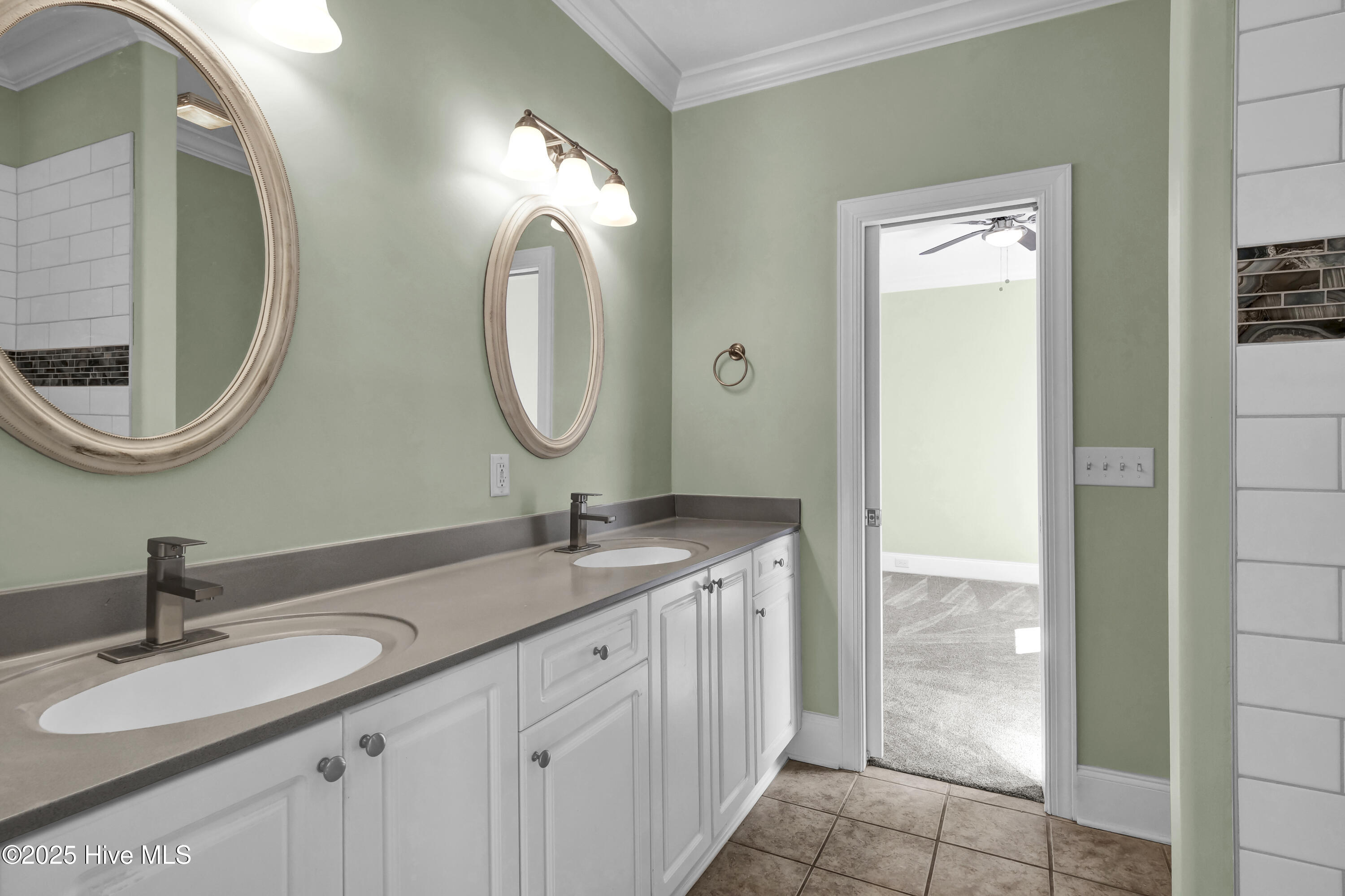 100546840 | Photo 13