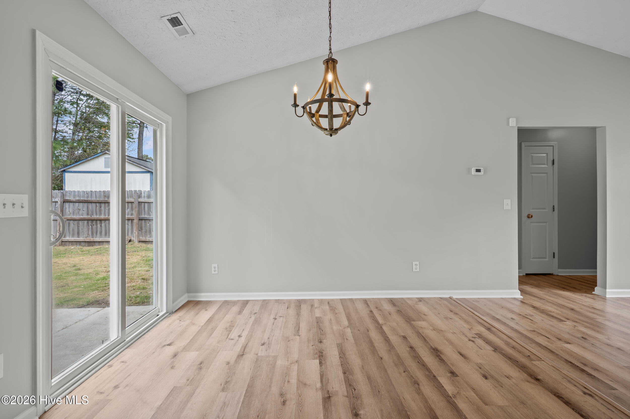 100562956 | Photo 11