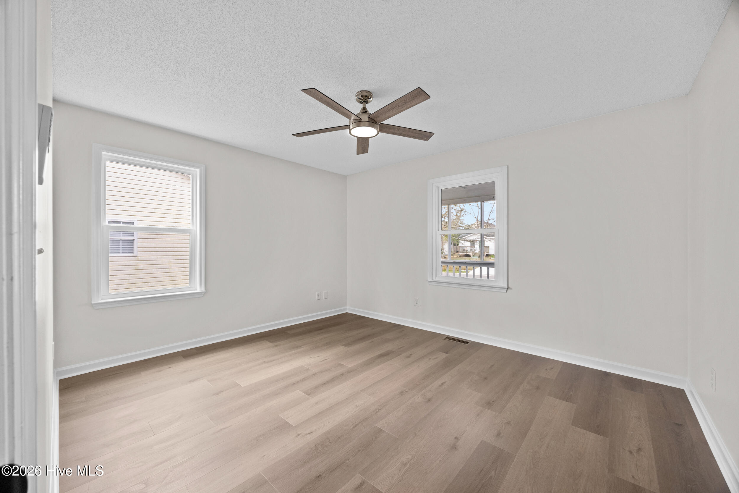 100559146 | Photo 33