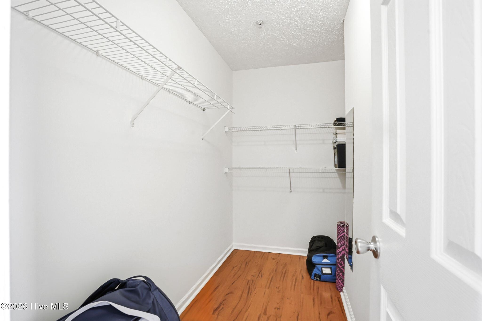 100565628 | Photo 25