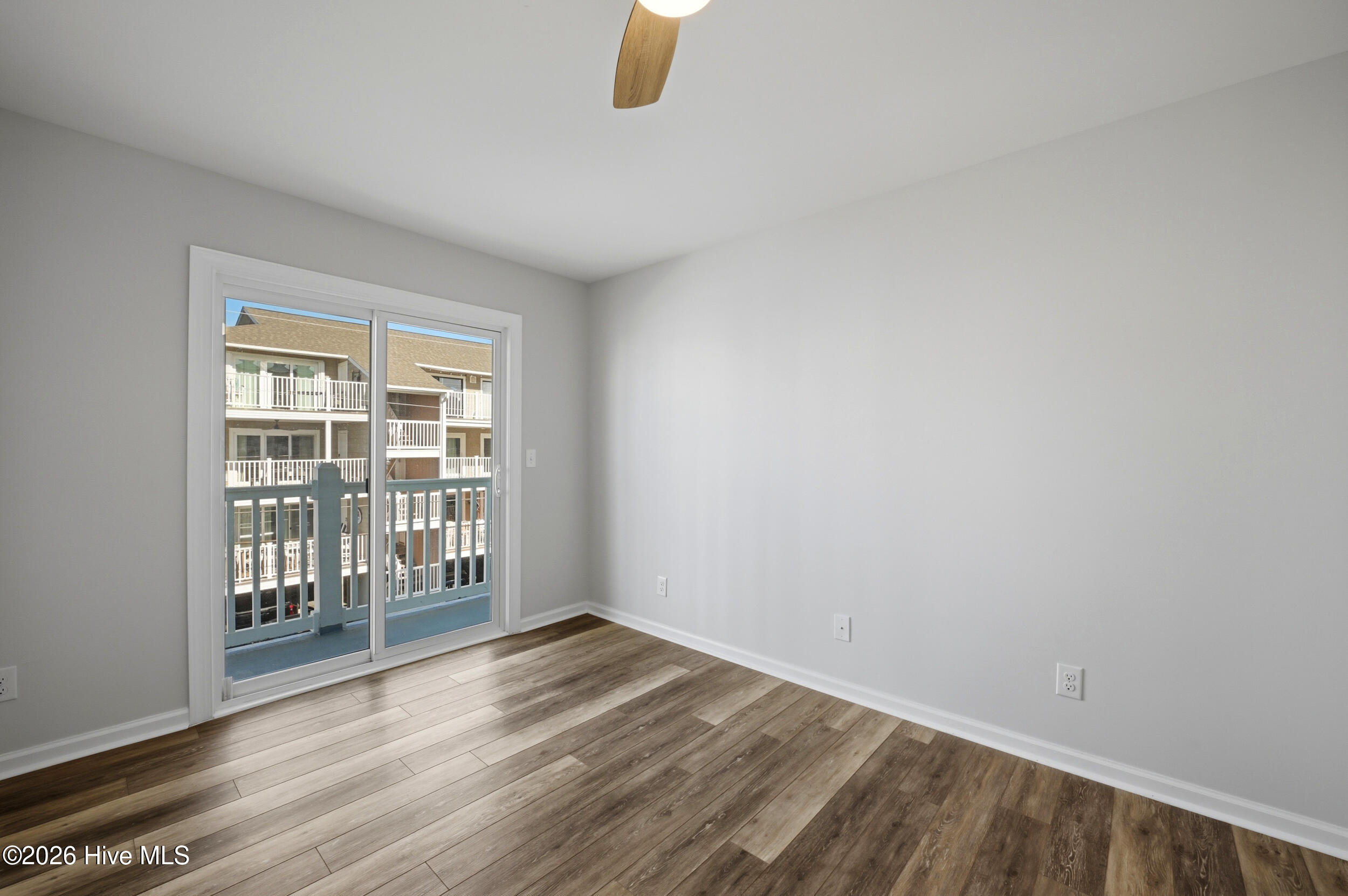 100566140 | Photo 16